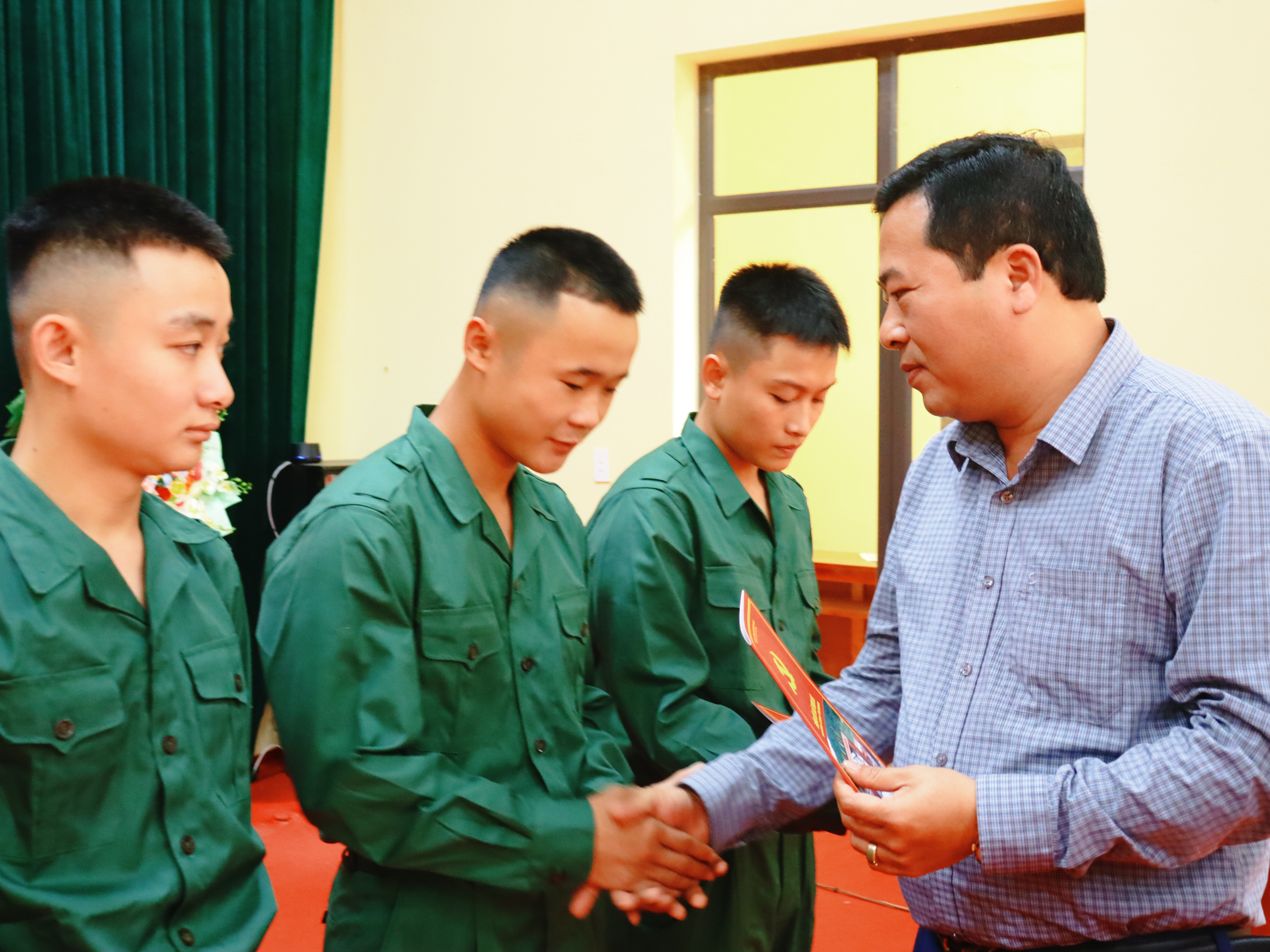 Xã Tam Lư gặp mặt, động viên thanh niên lên đường nhập ngũ năm 2026