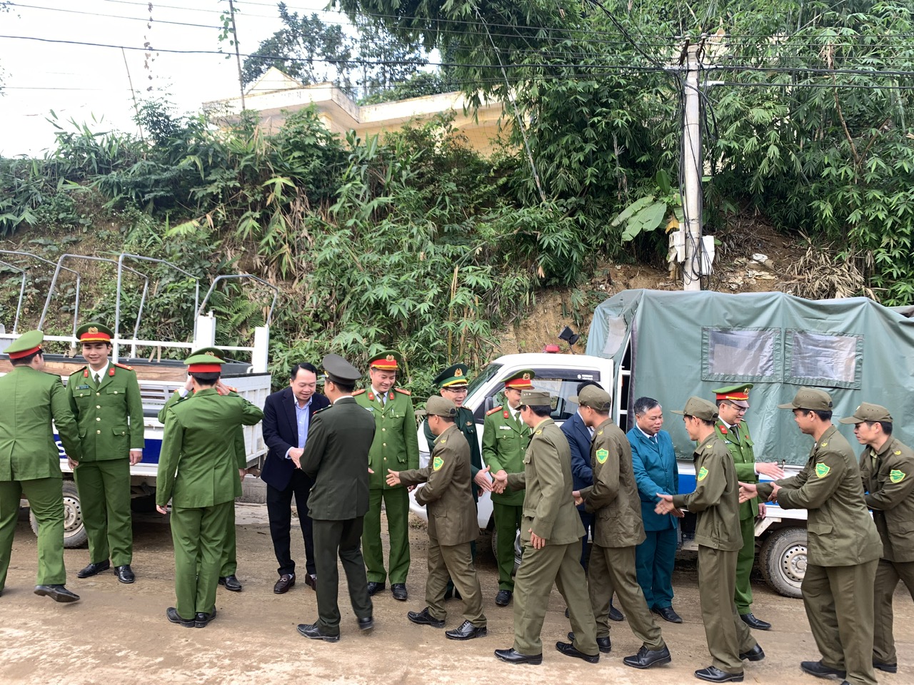 C:\Users\Admin\Desktop\Ảnh rung chuông\Ảnh công an\z7318586264100_0be7602b1d1145a9929d795beecb0fd2.jpg