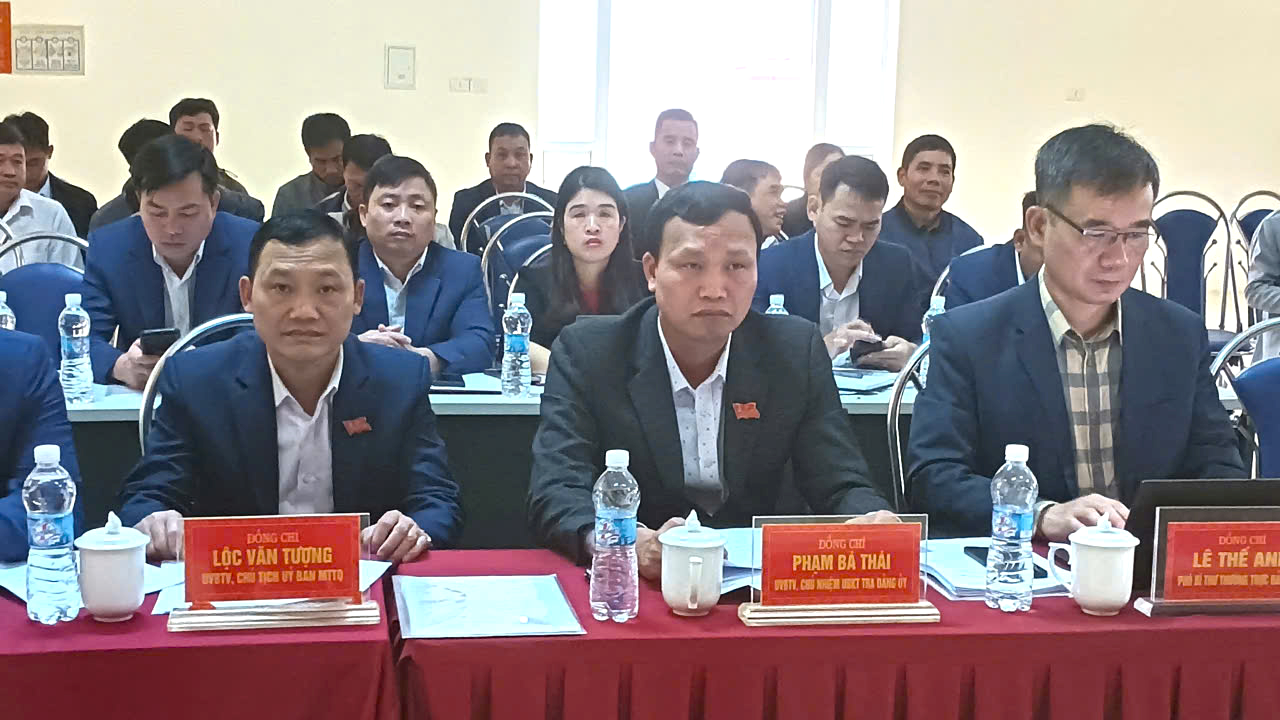 C:\Users\Admin\Desktop\ảnh kỳ họp thứ 3\z7379899832076_b9de59cfd90b8f916a351b7005080508.jpg