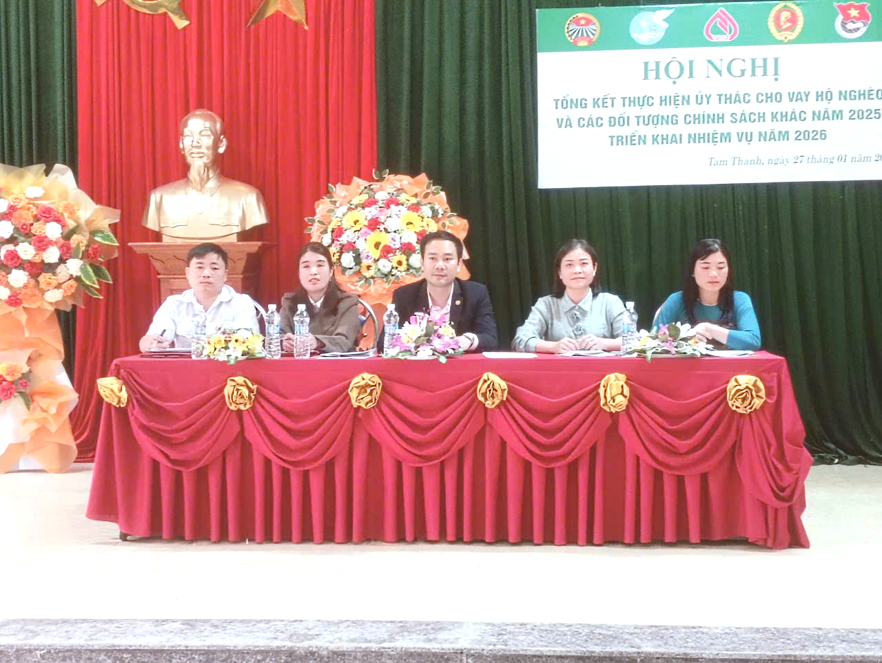 C:\Users\Admin\Desktop\Ảnh hội nghị ngân hàng\z7473228726639_1a8d27ff64d3315e945246704b134ac6.jpg