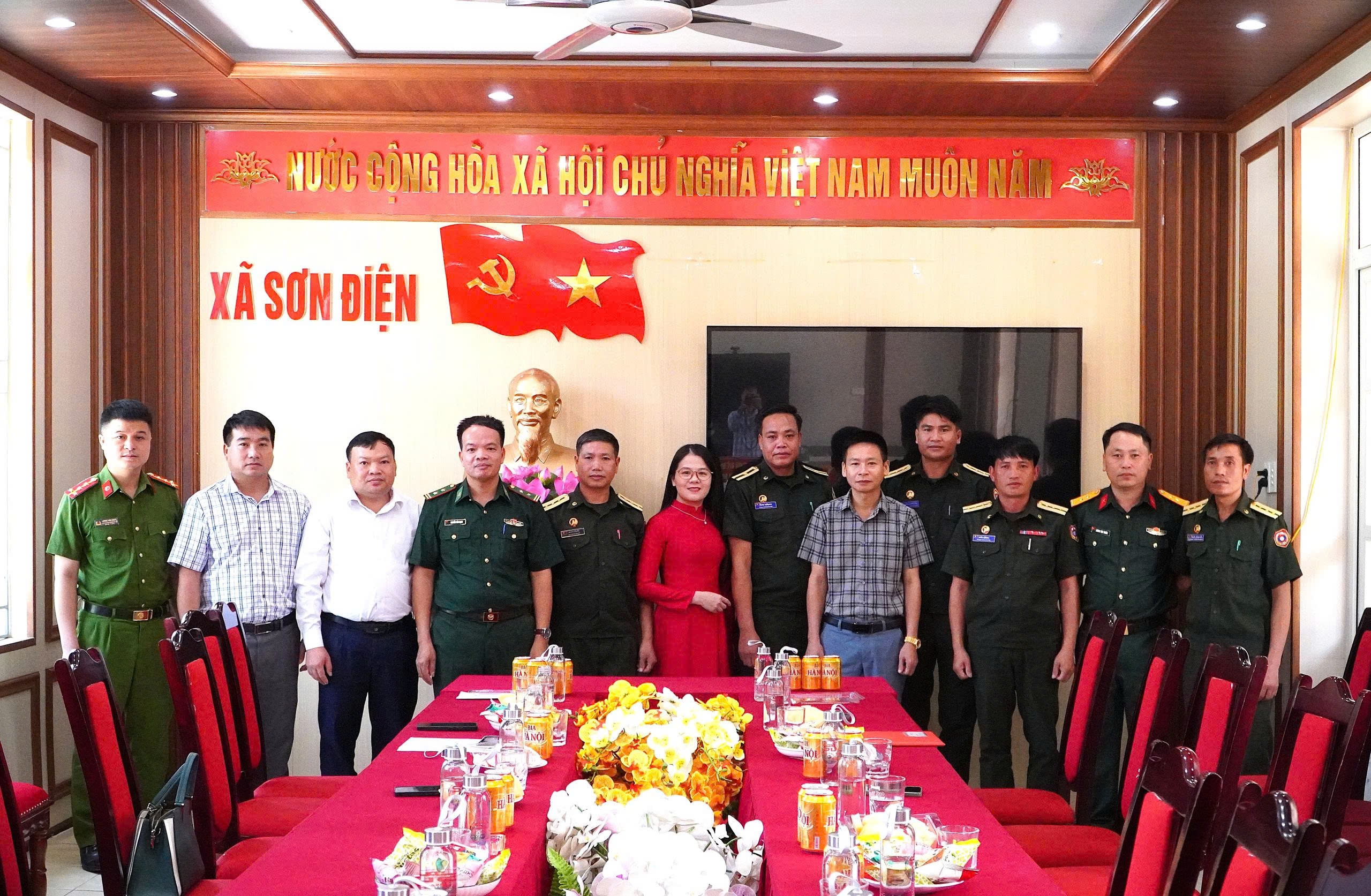 UBND XÃ SƠN ĐIỆN ĐÓN ĐOÀN ĐỒN BIÊN PHÒNG LÀO SANG THĂM, CHÚC MỪNG 81 NĂM CÁCH MẠNG THÁNG TÁM VÀ QUỐC KHÁNH 2/9
