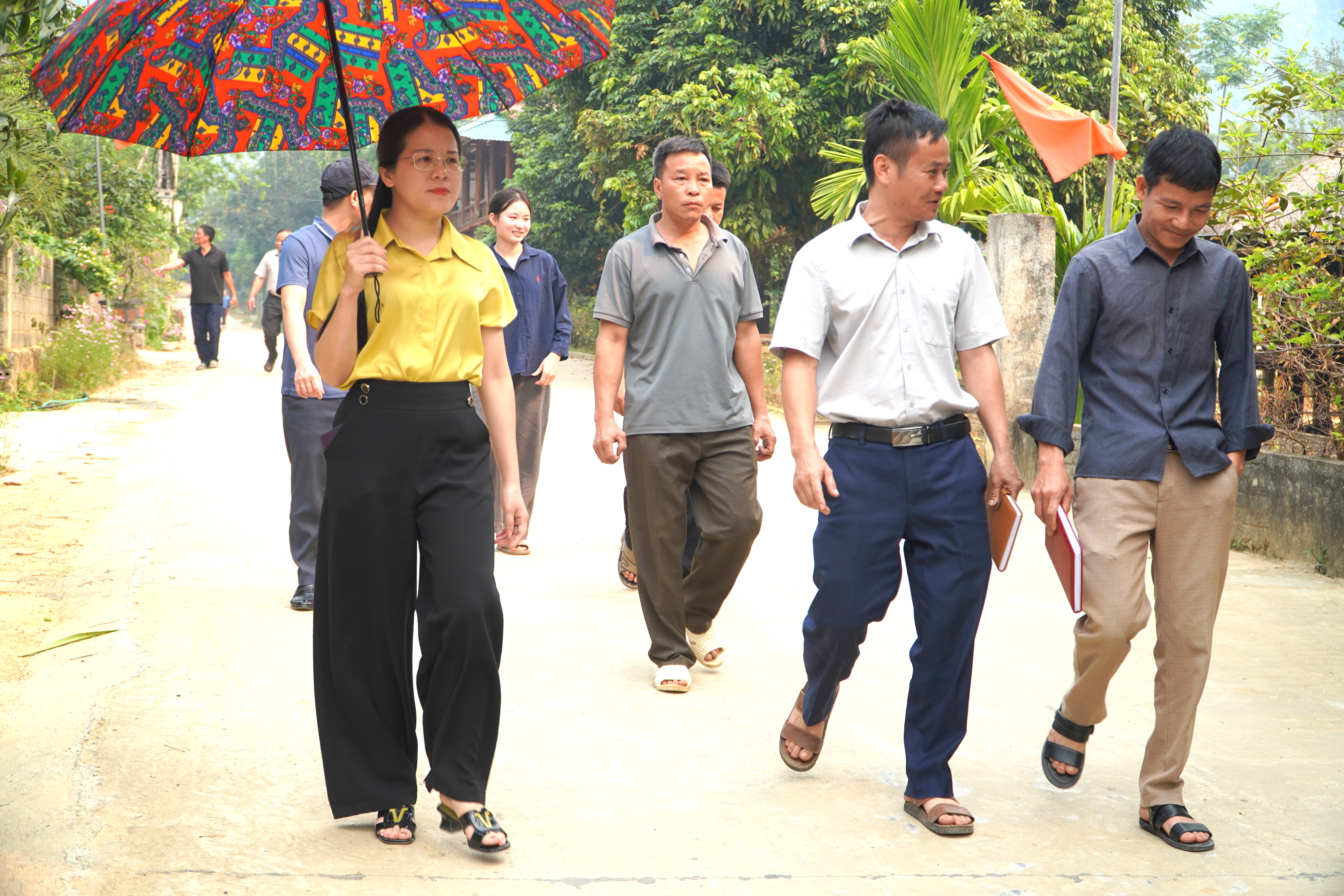 Đồng chí Phó Chủ tịch Thường trực UBND xã kiểm tra công tác chuẩn bị Liên hoan – Phiên chợ vùng cao tại bản Ngàm, xã Sơn Điện