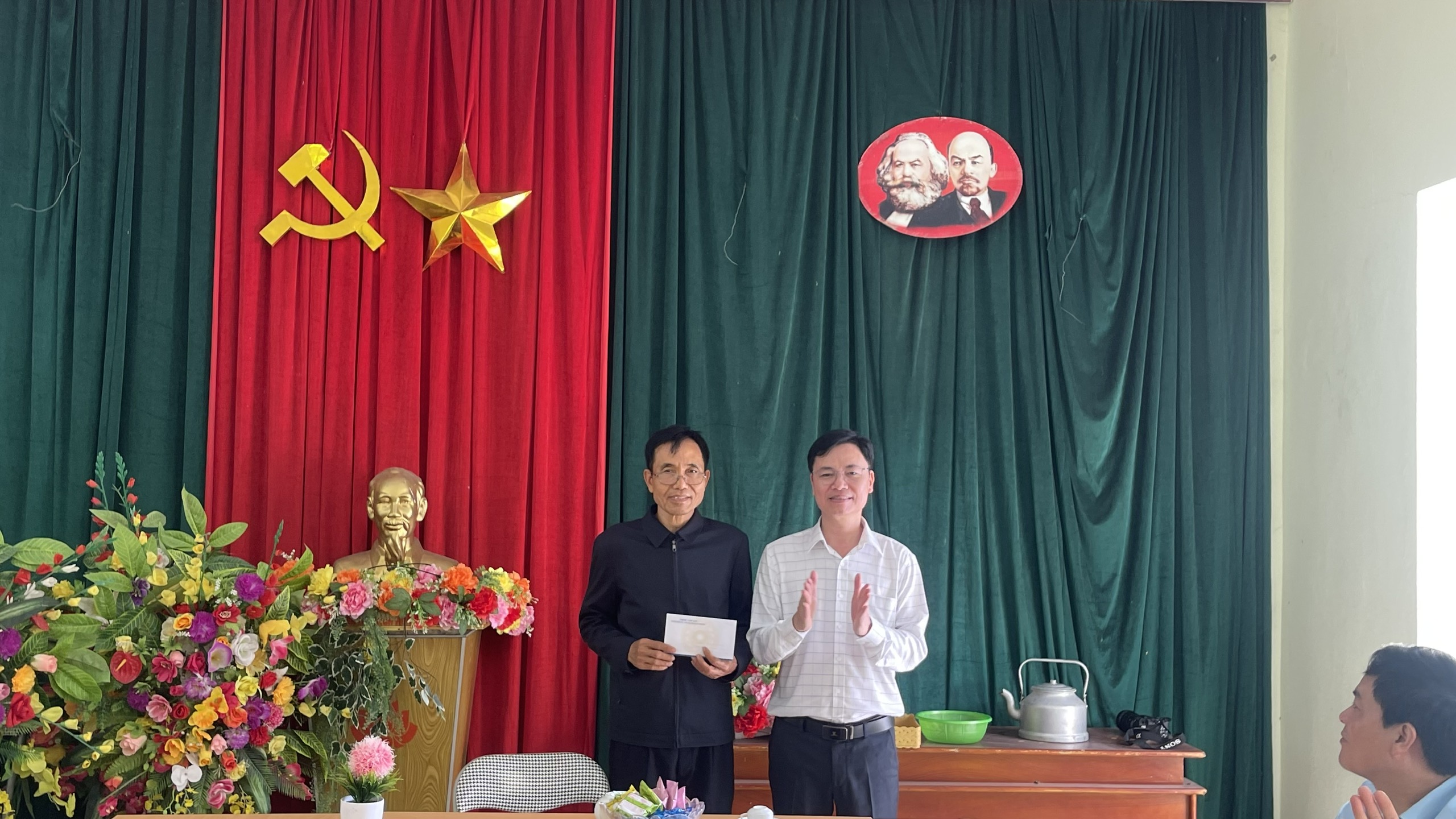 Anh-tin-bai