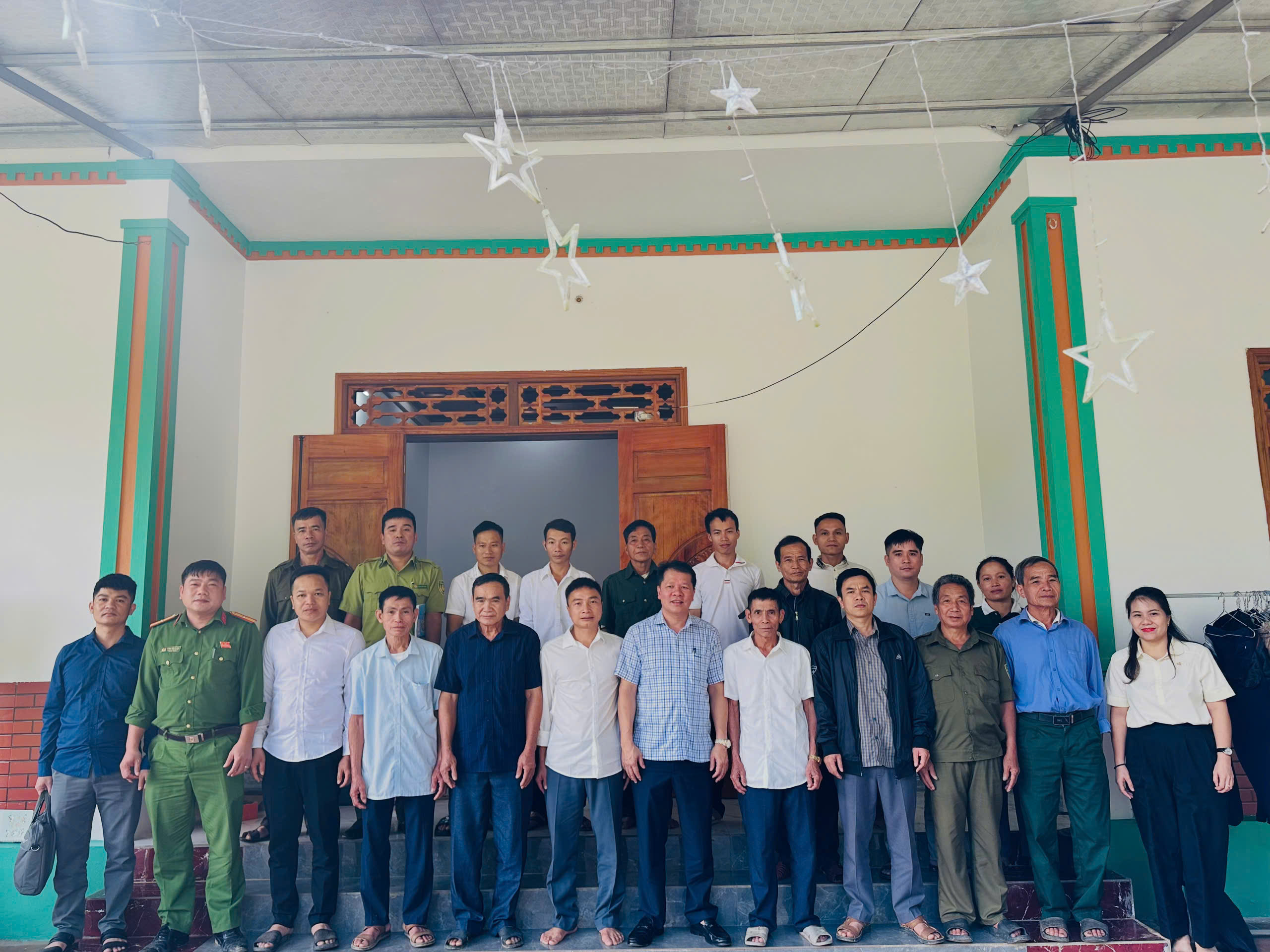 ĐỒNG CHÍ NGUYỄN VĂN KHẢI DỰ SINH HOẠT CHI BỘ BẢN GIÁ