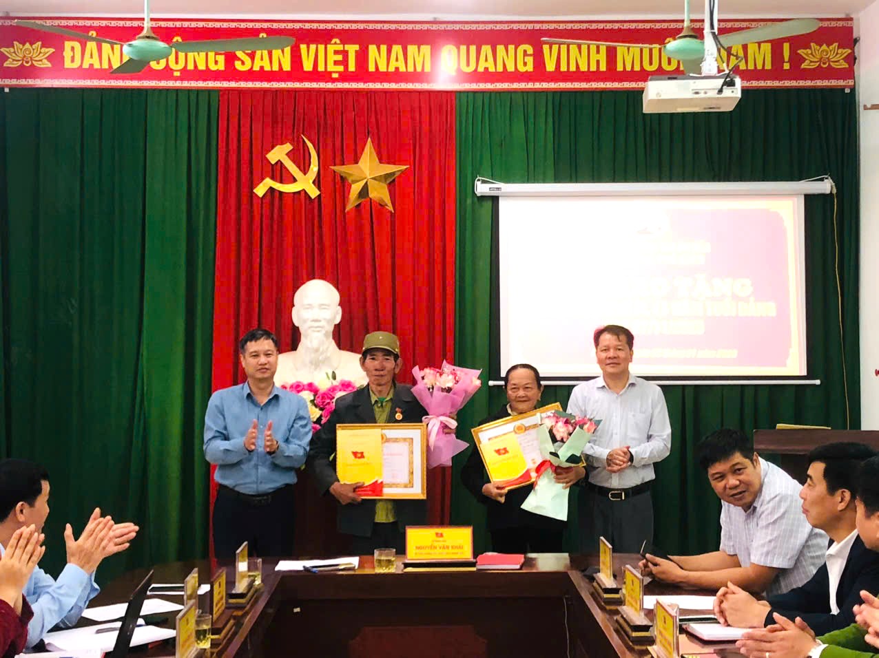 Anh-tin-bai