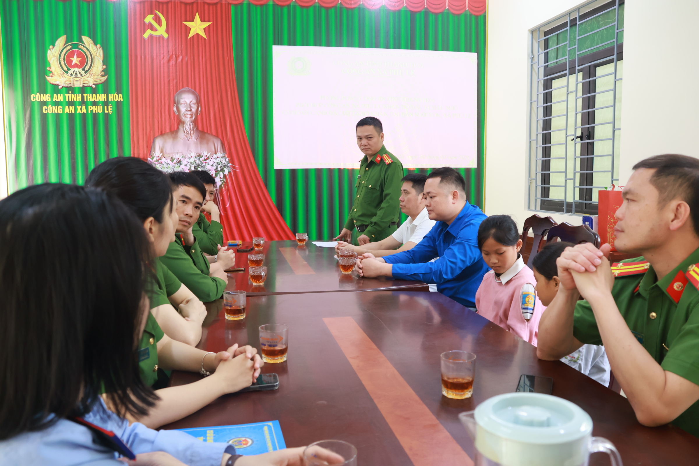 PHÒNG PC04 - CÔNG AN TỈNH THANH HÓA ĐỠ ĐẦU TRẺ EM CÓ HOÀN CẢNH ĐẶC BIỆT KHÓ KHĂN