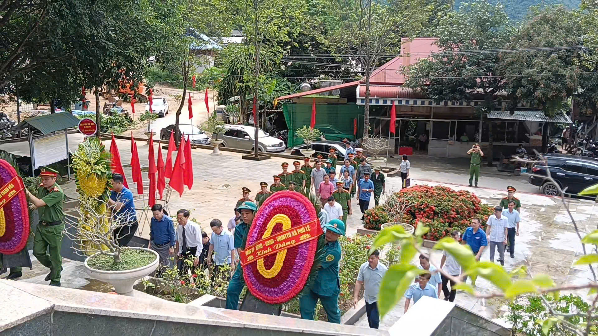 Lễ dâng hương tưởng niệm: các Anh hùng liệt sĩ, tại Khu Di tích lịch sử cách mạng cấp Quốc gia hang Co Phường, xã Phú Lệ, tỉnh Thanh Hóa.