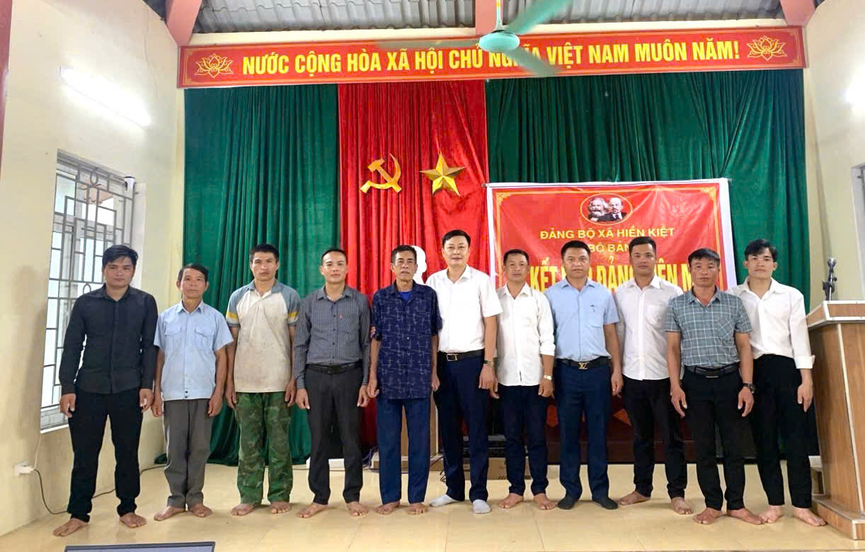 ĐẢNG BỘ XÃ HIỀN KIỆT CHI BỘ BẢN HO LONG TRỌNG TỔ CHỨC LỄ KẾT NẠP ĐẢNG VIÊN MỚI