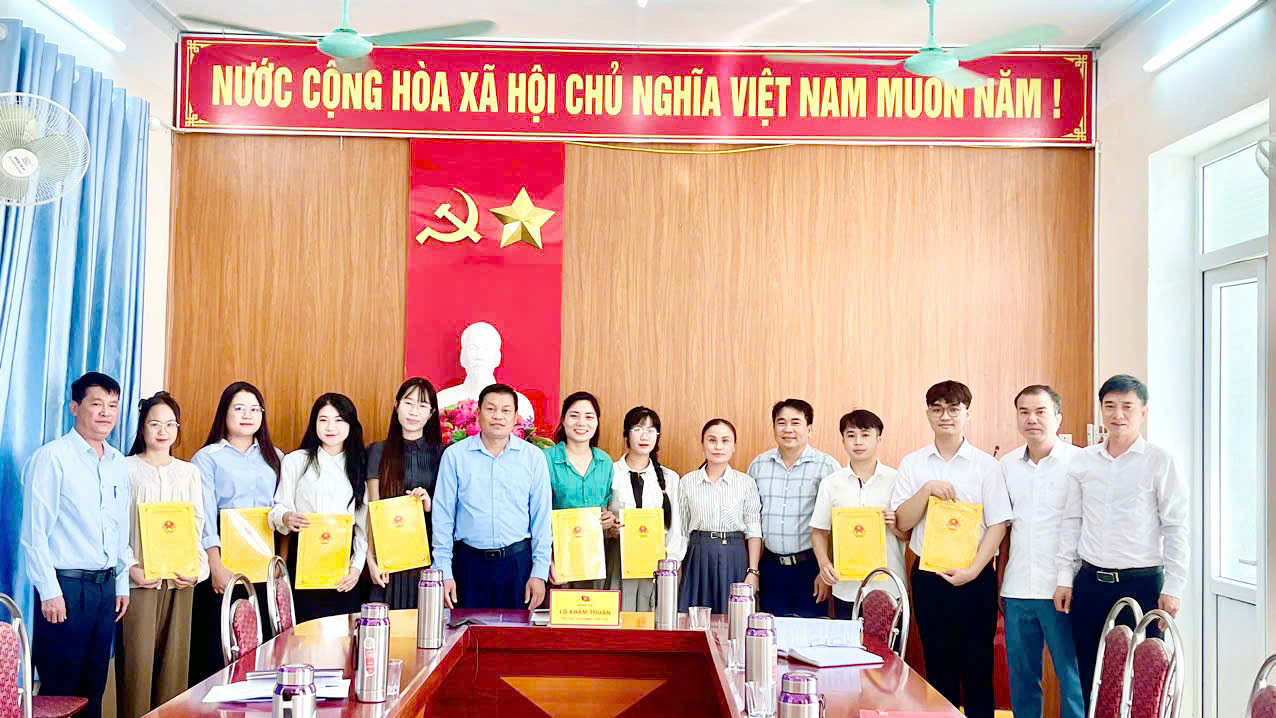 UBND xã Hiền Kiệt tổ chức hội nghị trao Quyết định trúng tuyển giáo viên hợp đồng theo Nghị định 111/2022/NĐ-CP và giao ban về thực trạng giáo viên các nhà trường.