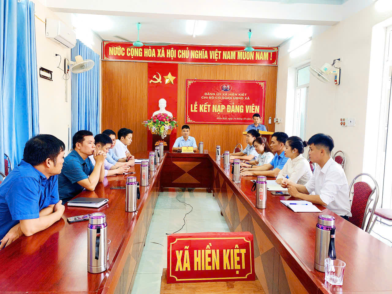 Chi bộ cơ quan UBND xã Hiền Kiệt tổ chức Lễ kết nạp đảng viên mới