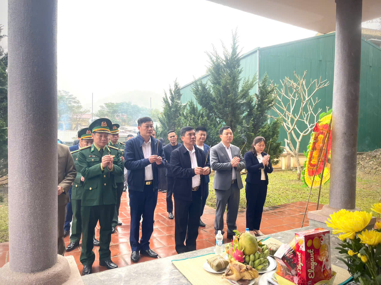 ĐẢNG ỦY, HĐND, UBND XÃ XÃ HIỀN KIỆT TỔ CHỨC LỄ DÂNG HƯƠNG