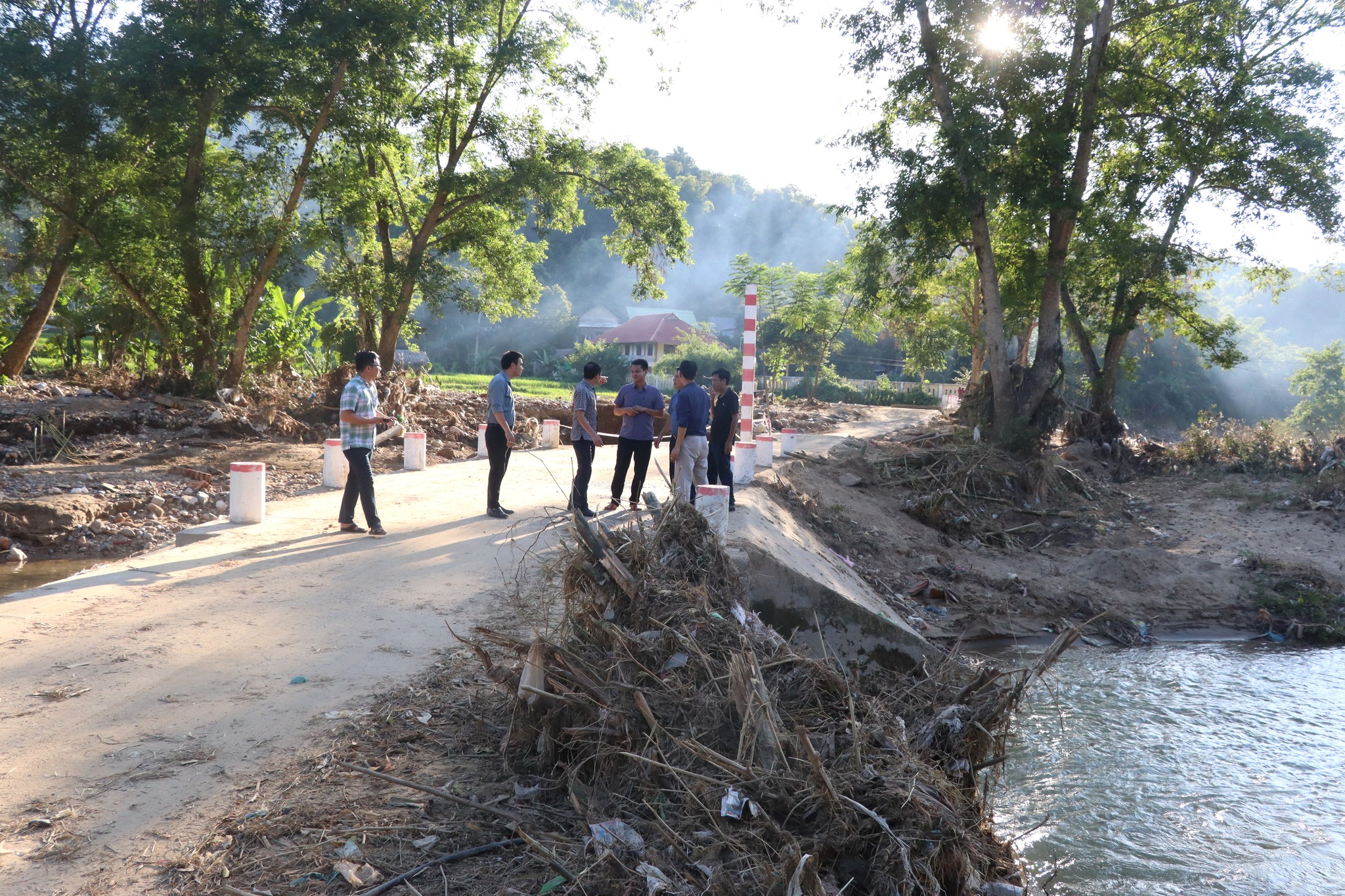 ĐOÀN CÔNG TÁC LIÊN SỞ KIỂM TRA THỰC TẾ TÌNH HÌNH SẠT LỞ TẠI XÃ THIÊN PHỦ