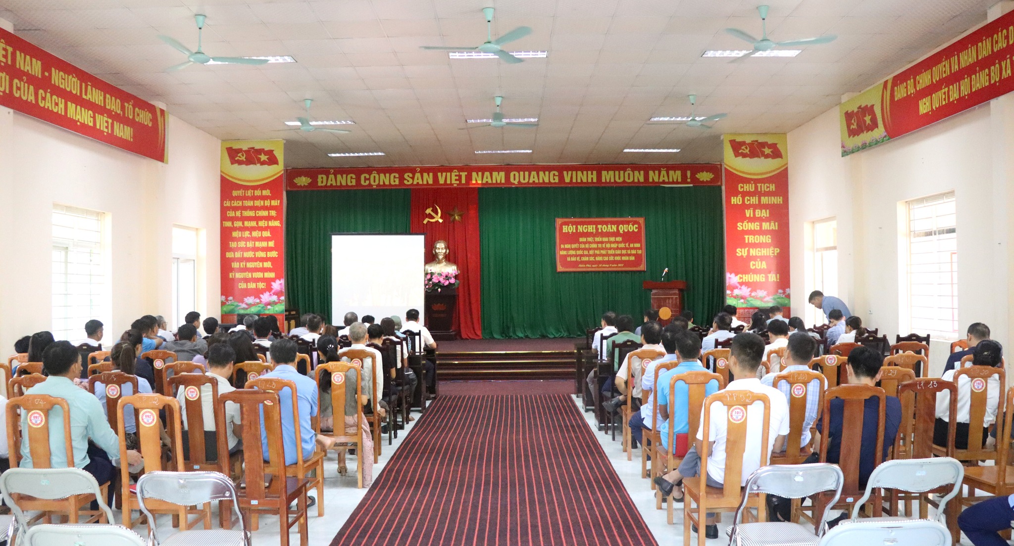 XÃ THIÊN PHỦ DỰ HỘI NGHỊ TOÀN QUỐC QUÁN TRIỆT, TRIỂN KHAI 4 NGHỊ QUYẾT CỦA BỘ CHÍNH TRỊ