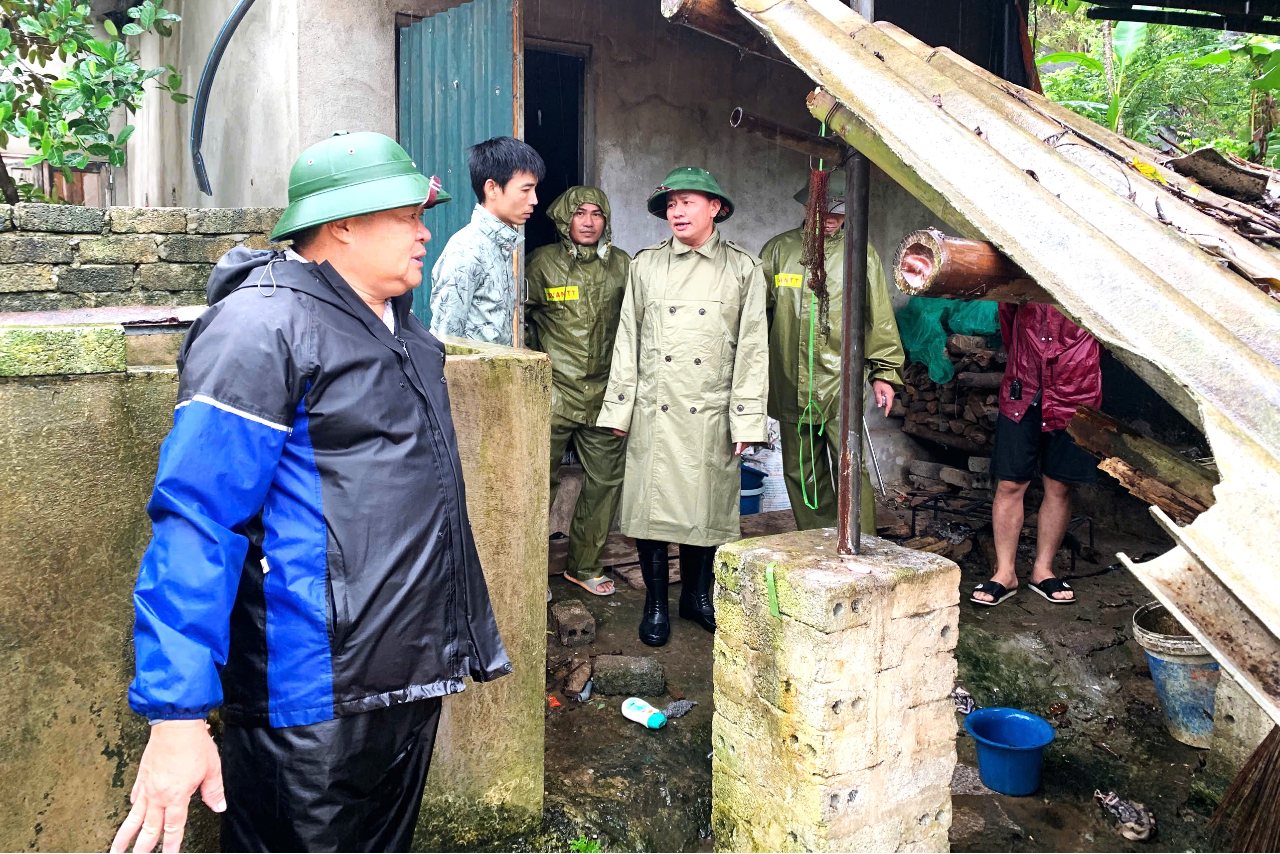 Lãnh đạo xã Nam Xuân kiểm tra thực tế, chỉ đạo di dời các hộ dân vùng có nguy cơ sạt lở và ngập lụt