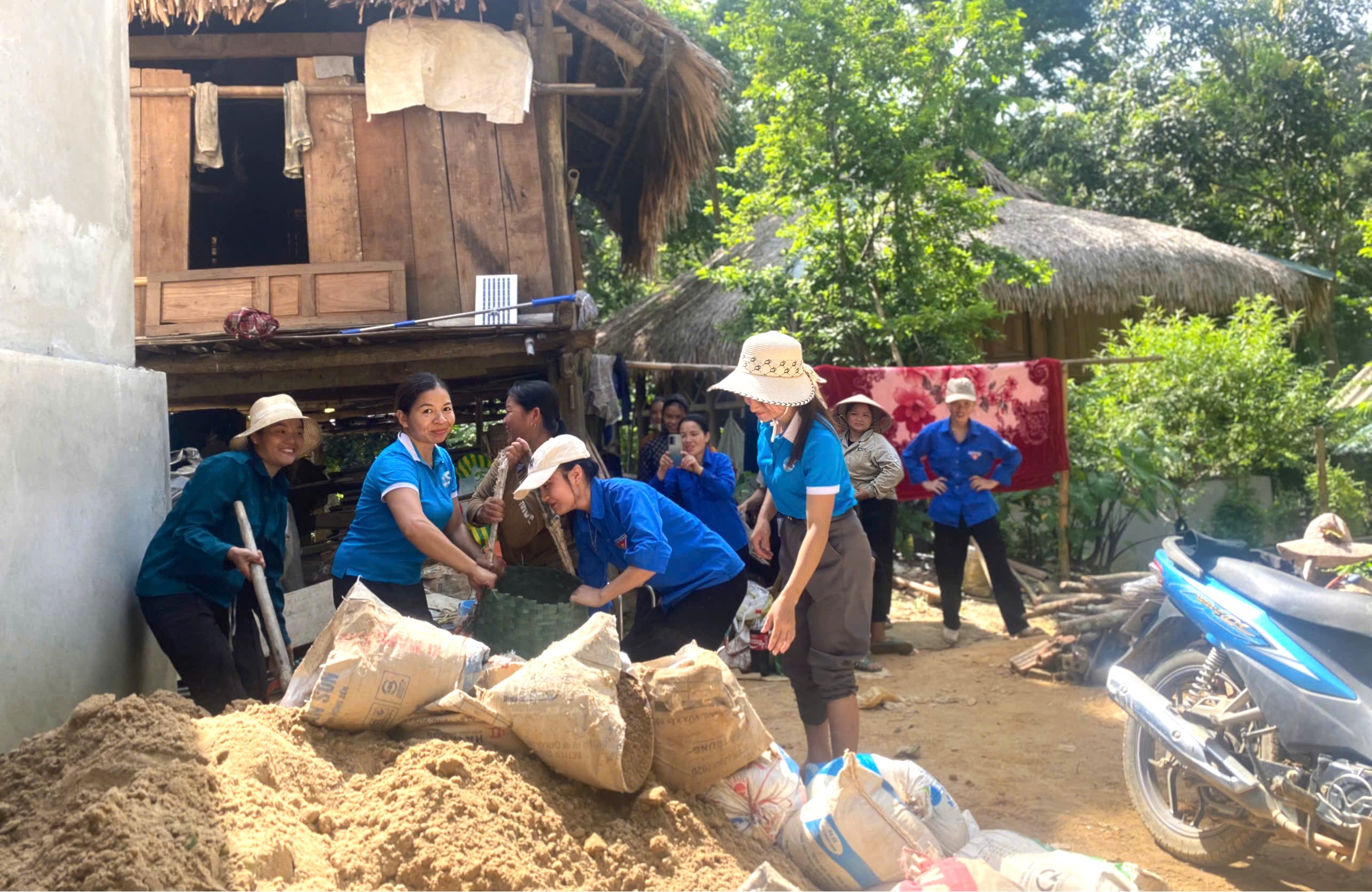 KHỐI ĐOÀN THỂ XÃ NAM XUÂN CHUNG TAY GIÚP ĐỠ GIA ĐÌNH CHÍNH SÁCH THEO CHỈ THỊ SỐ 22. THI ĐUA LẬP THÀNH TÍCH CHÀO MỪNG ĐẠI HỘI ĐẢNG BỘ XÃ LẦN THỨ NHẤT, NHIỆM KỲ 2025 – 2030. 