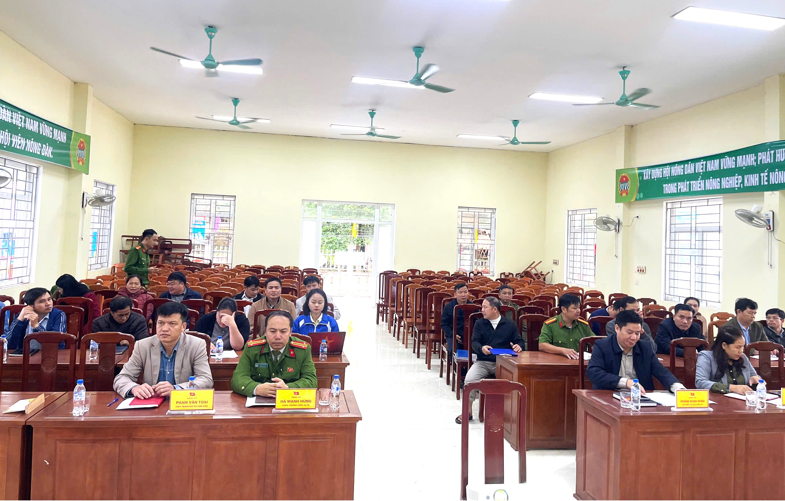 Hội nghị quán triệt, triển khai Nghị quyết của Ban Thường vụ Đảng ủy xã Nam Xuân và Kế hoạch hành động của UBND xã về “Xây dựng xã Nam Xuân không ma túy, giai đoạn 2025–2030”. Dân cư, đất đai, giấy phép lái xe, đăng ký xe tuyên truyền vận động nhân dân trong góp ý vào dự thảo các văn kiện Đại hội Đảng toàn quốc lần thứ XIV.