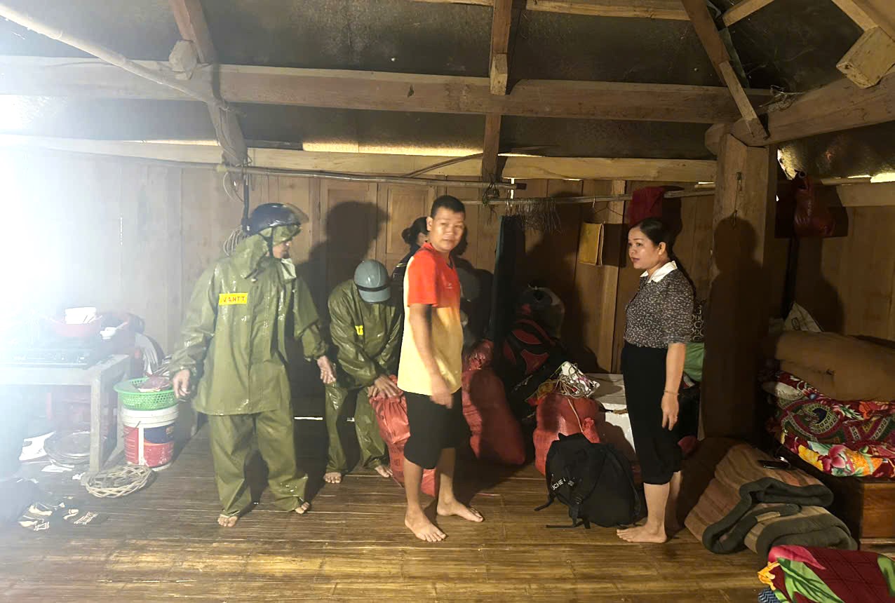 Lãnh đạo xã Nam Xuân phối hợp các lực lượng hỗ trợ nhân dân di dời tài sản đến nơi an toàn