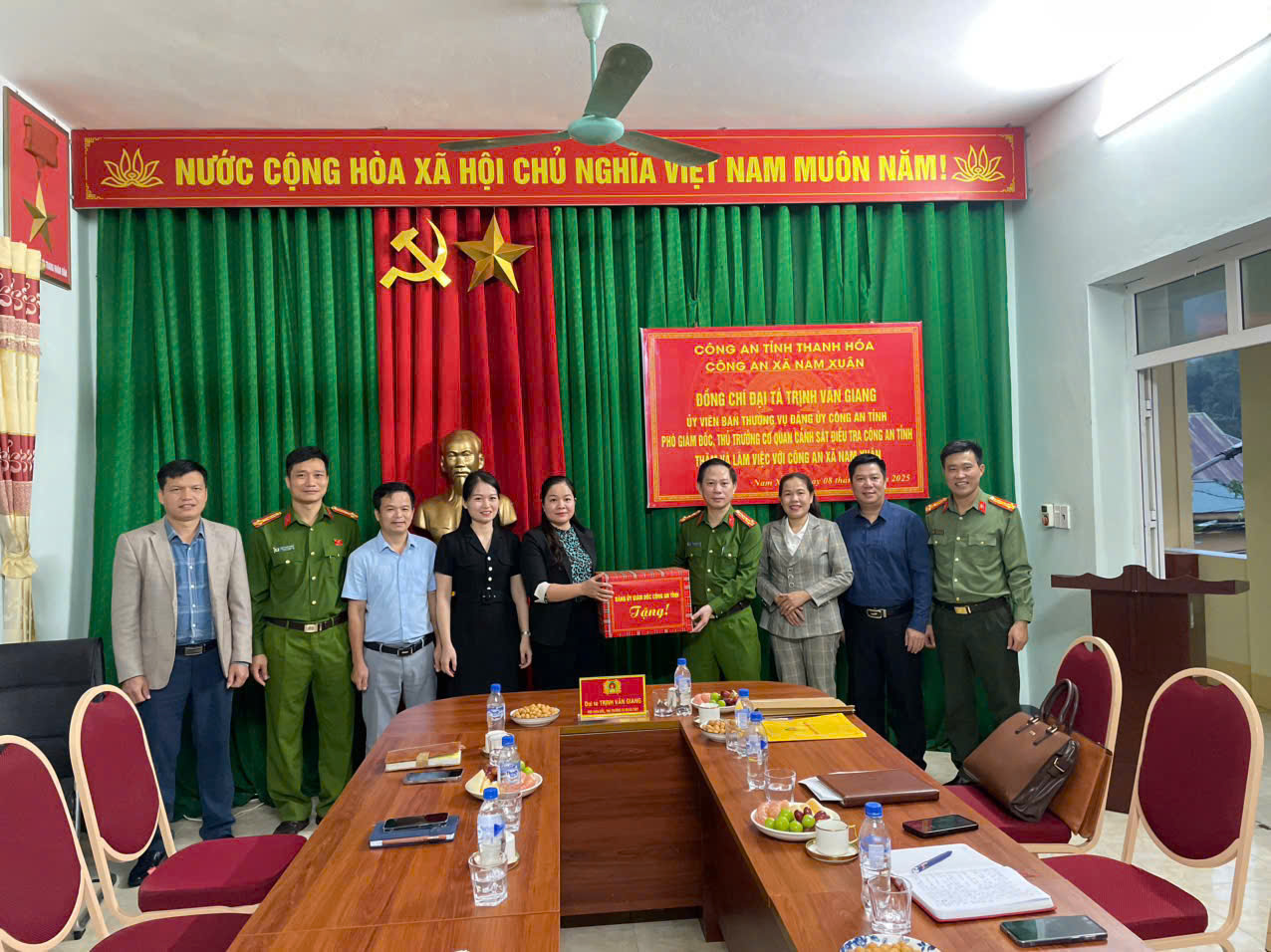 ĐẠI TÁ TRỊNH VĂN GIANG PHÓ GIÁM ĐỐC CÔNG AN TỈNH THANH HÓA THĂM VÀ LÀM VIỆC VỚI CÁN BỘ, CÔNG AN XÃ NAM XUÂN