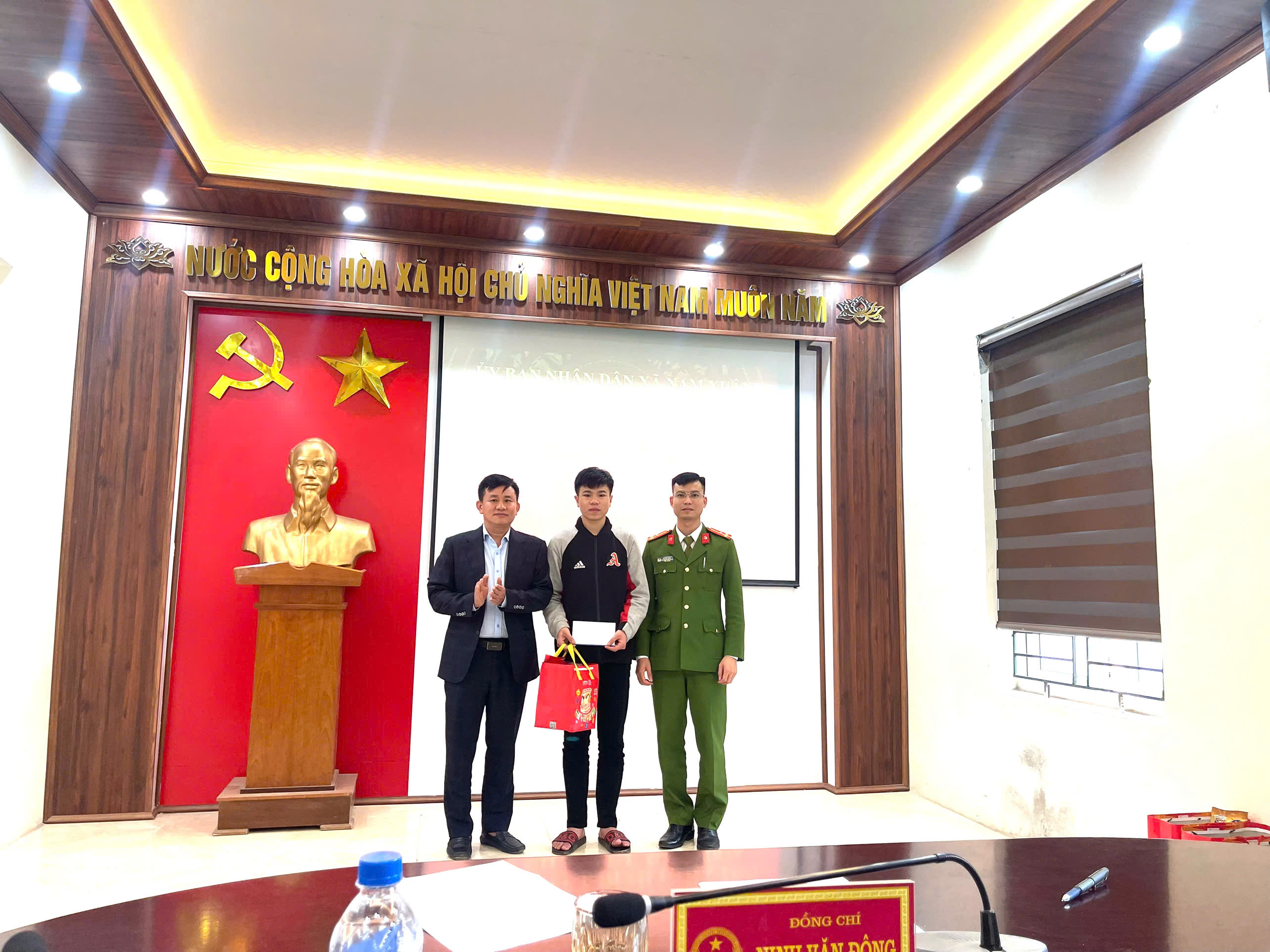 Anh-tin-bai