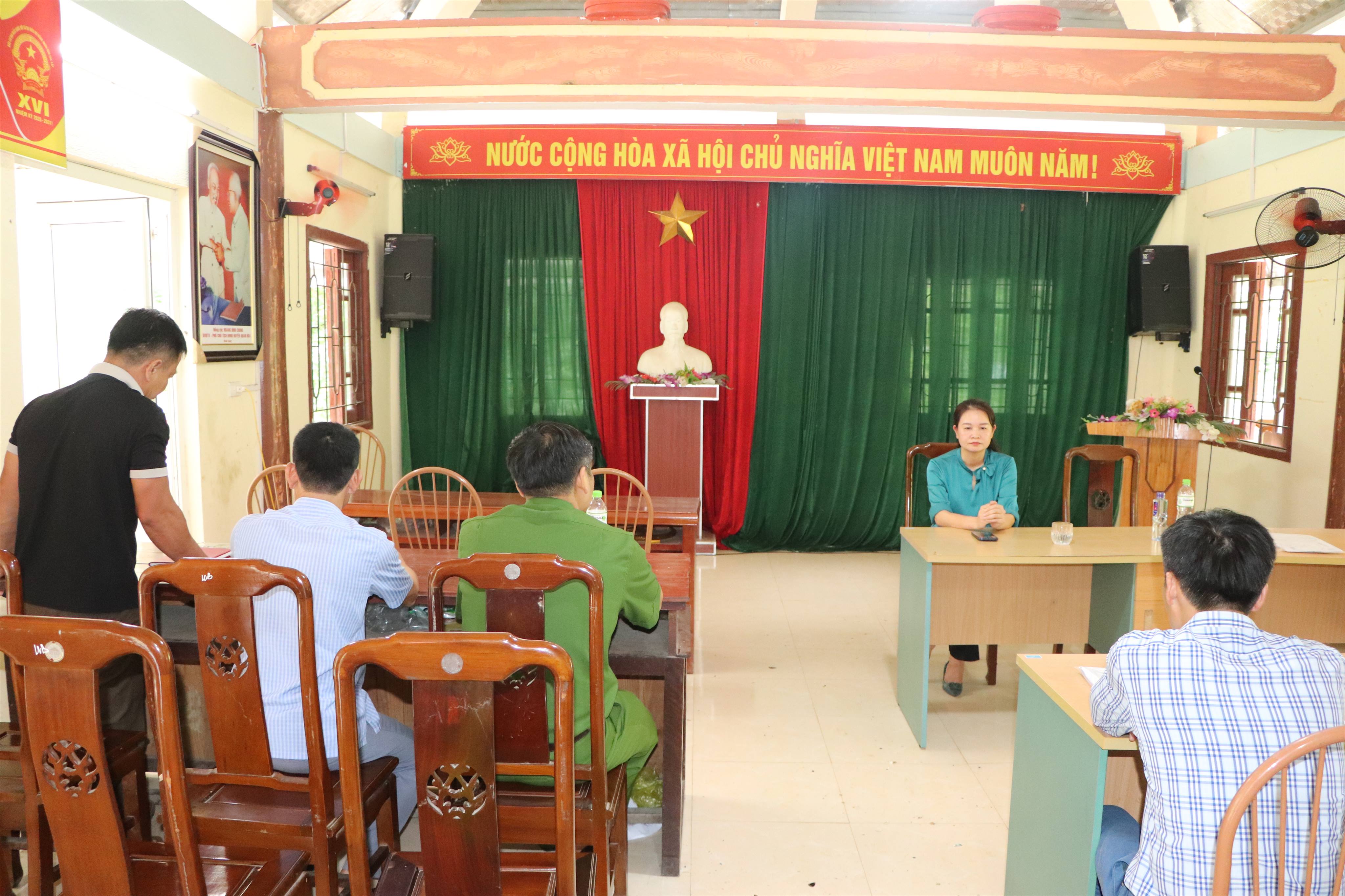 Đồng chí Bí thư Đảng ủy xã thăm, làm việc tại bản Huối Luông và bản Phú Nghiêm