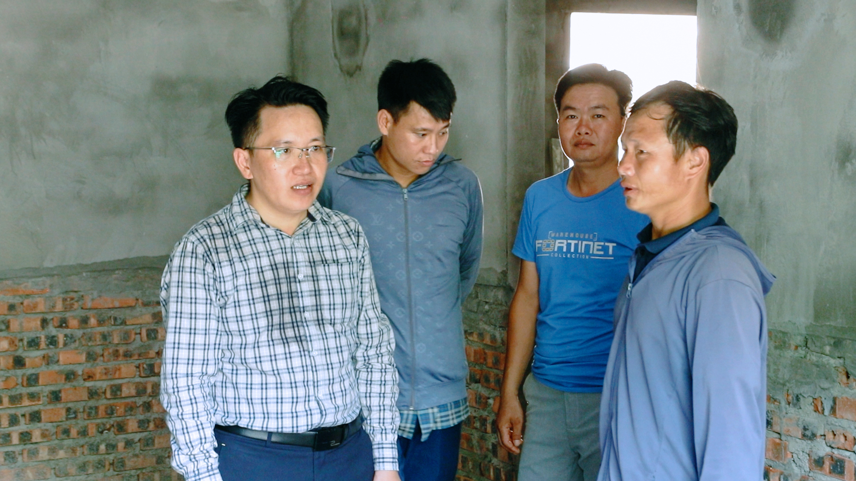 Đồng chí Lâu Văn Phía kiểm tra tiến độ xây dựng, sửa chữa nhà ở cho hộ nghèo, hộ cận nghèo tại xã Trung Lý