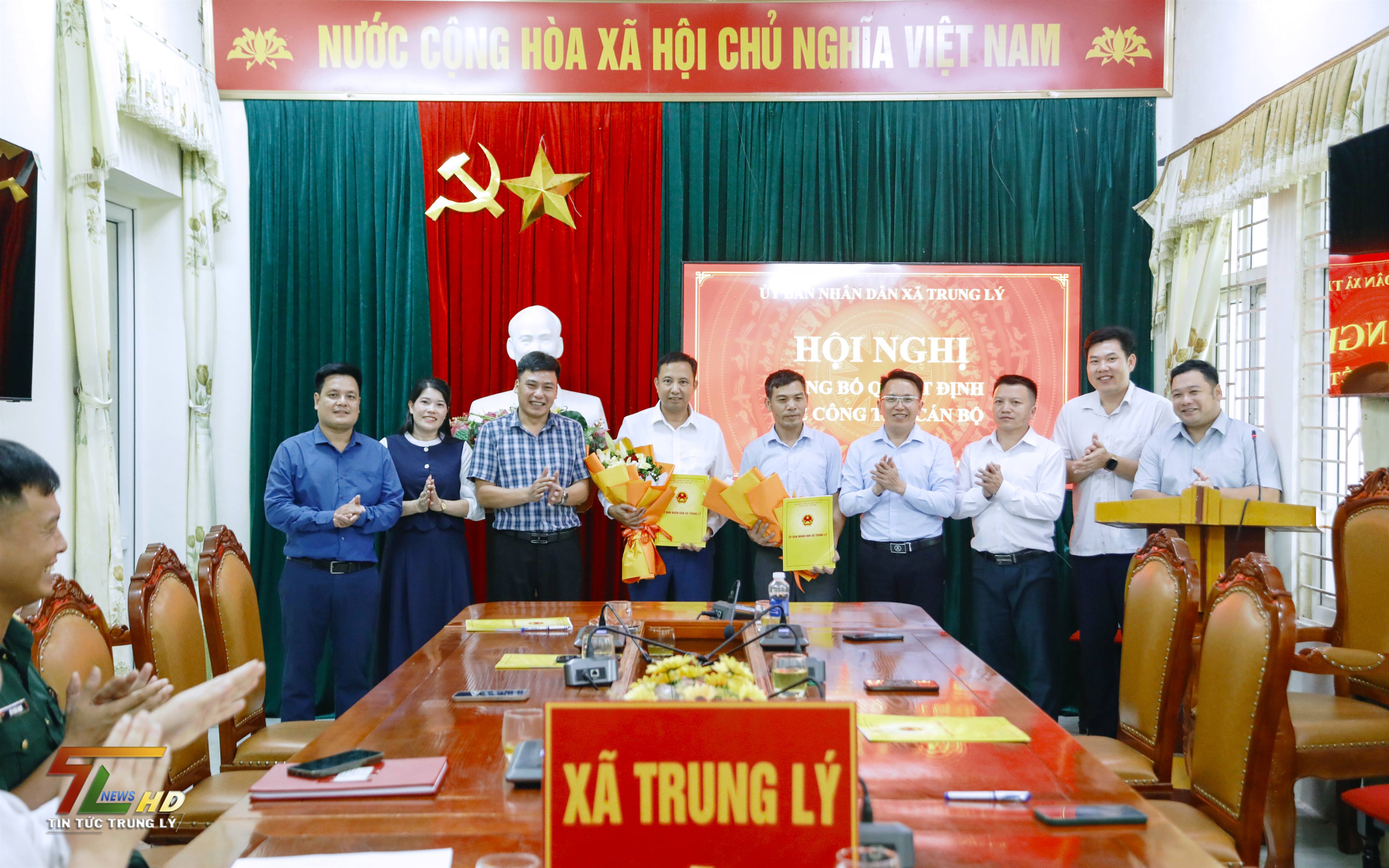 UBND xã Trung Lý công bố các quyết định về công tác cán bộ