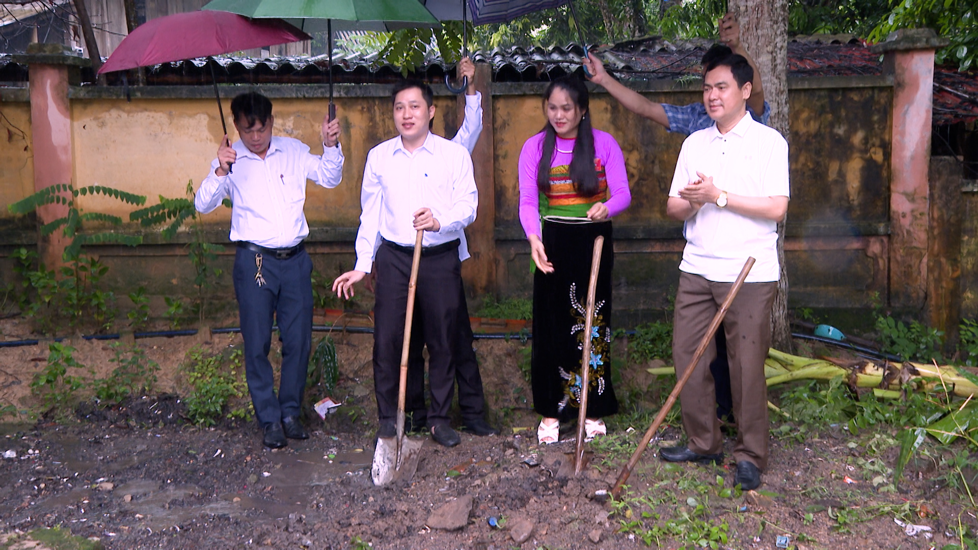 Xã Quang Chiểu; khởi công xây dựng nhà công vụ và nâng cấp cơ sở vật chất, trang thiết bị.
