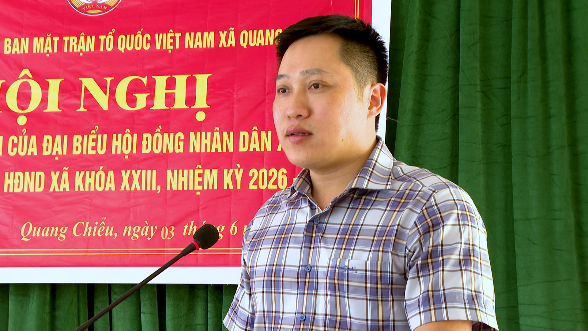Đồng chí Lê Văn Hiếu - Phó Bí thư Đảng ủy, Chủ tịch UBND xã tiếp xúc cử tri các bản Hạm, Con Dao và Suối Tút trước Kỳ họp thứ 3 HĐND xã khóa XXIII, nhiệm kỳ 2026 - 2031