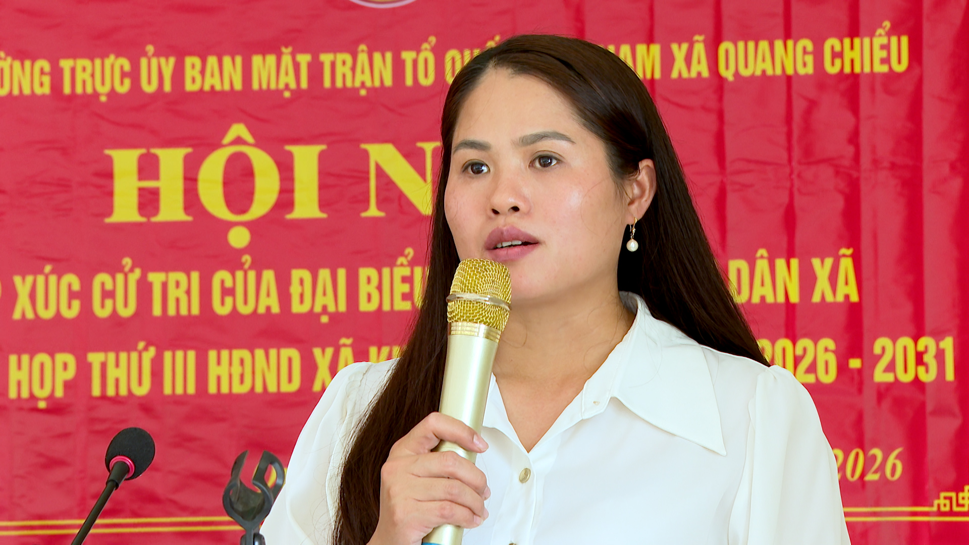 Đồng chí Hà Thị Nhơn - Phó Bí thư Thường trực Đảng ủy xã tiếp xúc cử tri bản Xim và bản Qua, ghi nhận nhiều ý kiến vì sự phát triển của địa phương