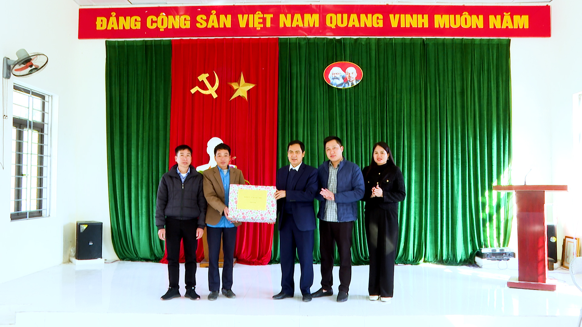Thường trực Đảng ủy xã làm việc với Chi bộ bản Co Cài