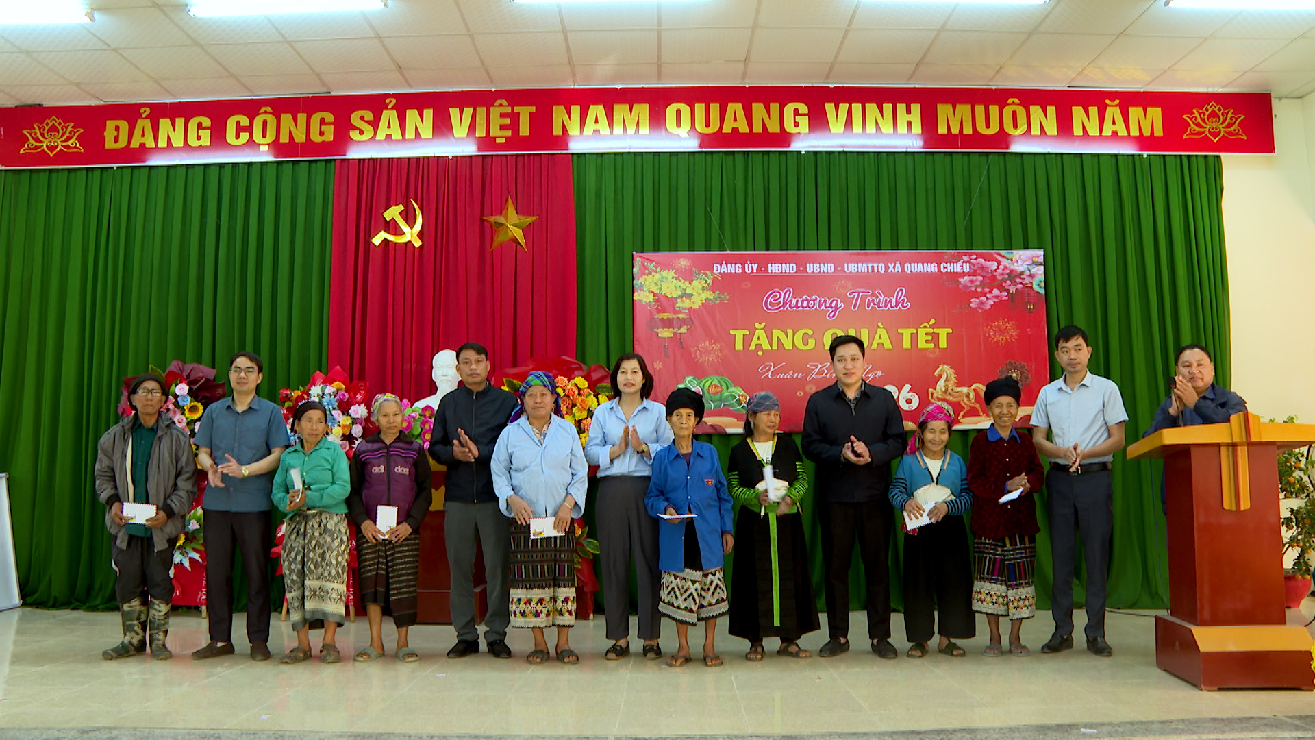 Quang Chiểu trao 200 suất quà Tết đến hộ nghèo, cận nghèo và hoàn cảnh đặc biệt khó khăn