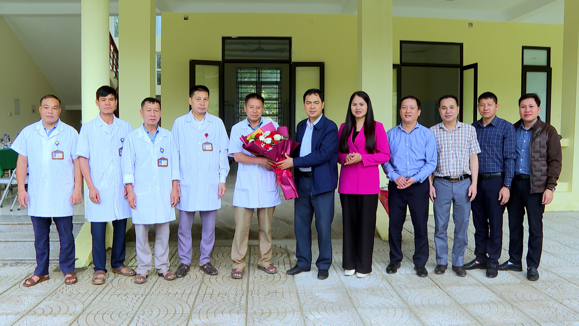 Lãnh đạo xã Quang Chiểu thăm, tặng hoa và chúc mừng Trạm Y tế xã nhân Ngày Thầy thuốc Việt Nam 27/02