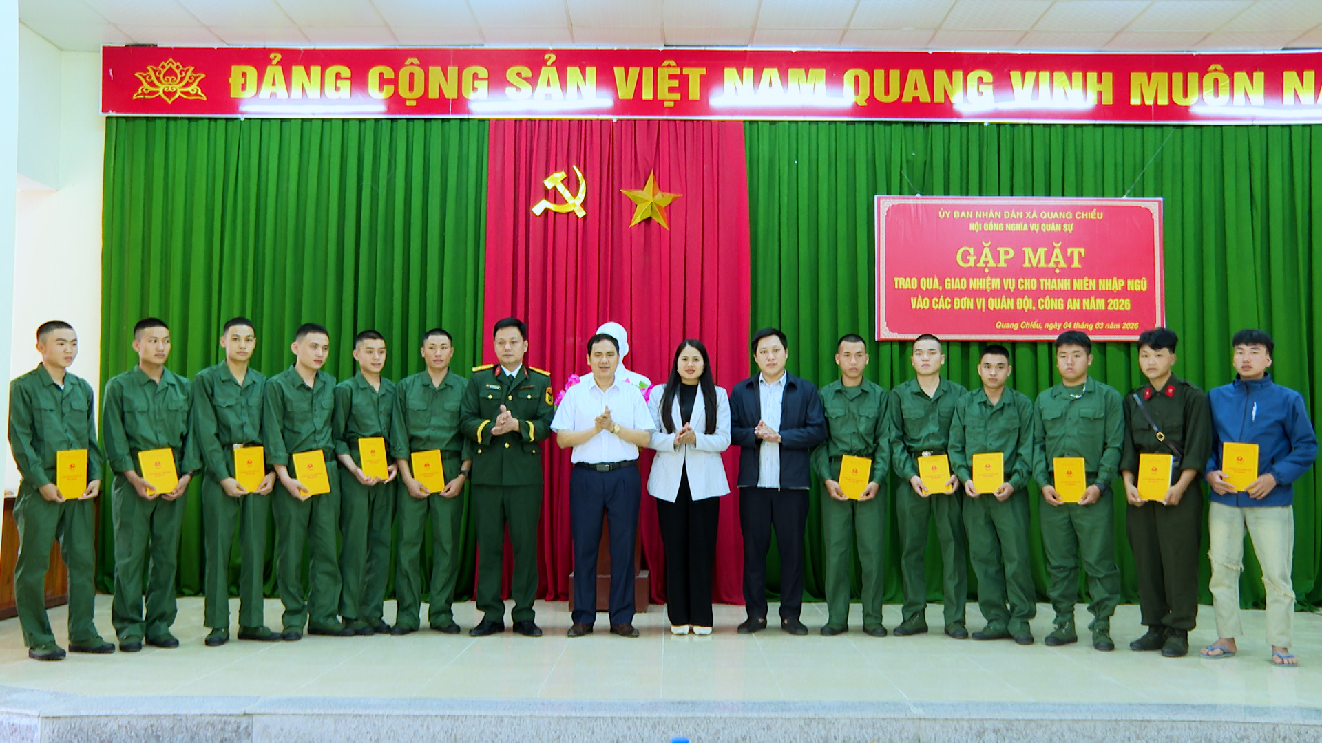 Quang Chiểu gặp mặt, động viên 11 thanh niên lên đường thực hiện nghĩa vụ quân sự và tham gia Công an nhân dân năm 2026