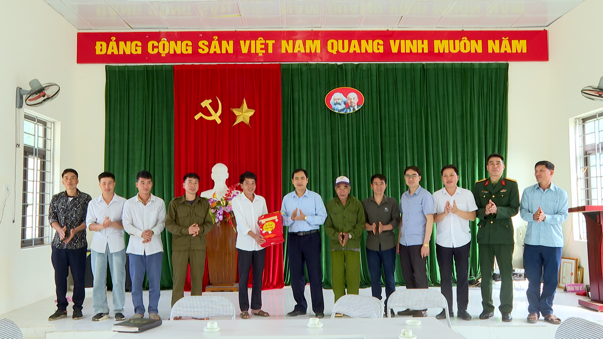 Đồng chí Triệu Minh Xiết – Bí thư Đảng ủy, Chủ tịch HĐND xã thăm, tặng quà Tết Nguyên đán Bính Ngọ 2026 tại các bản Pù Đứa, Cúm và Co Cài