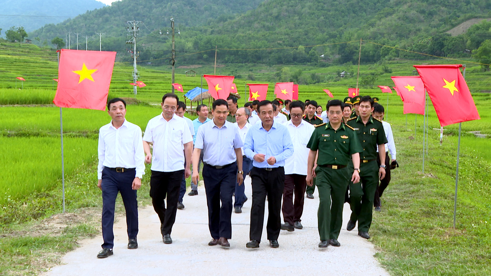 Bí thư Tỉnh ủy Thanh Hóa Lê Đức Thái thăm, làm việc và tặng quà tại xã biên giới Quang Chiểu
