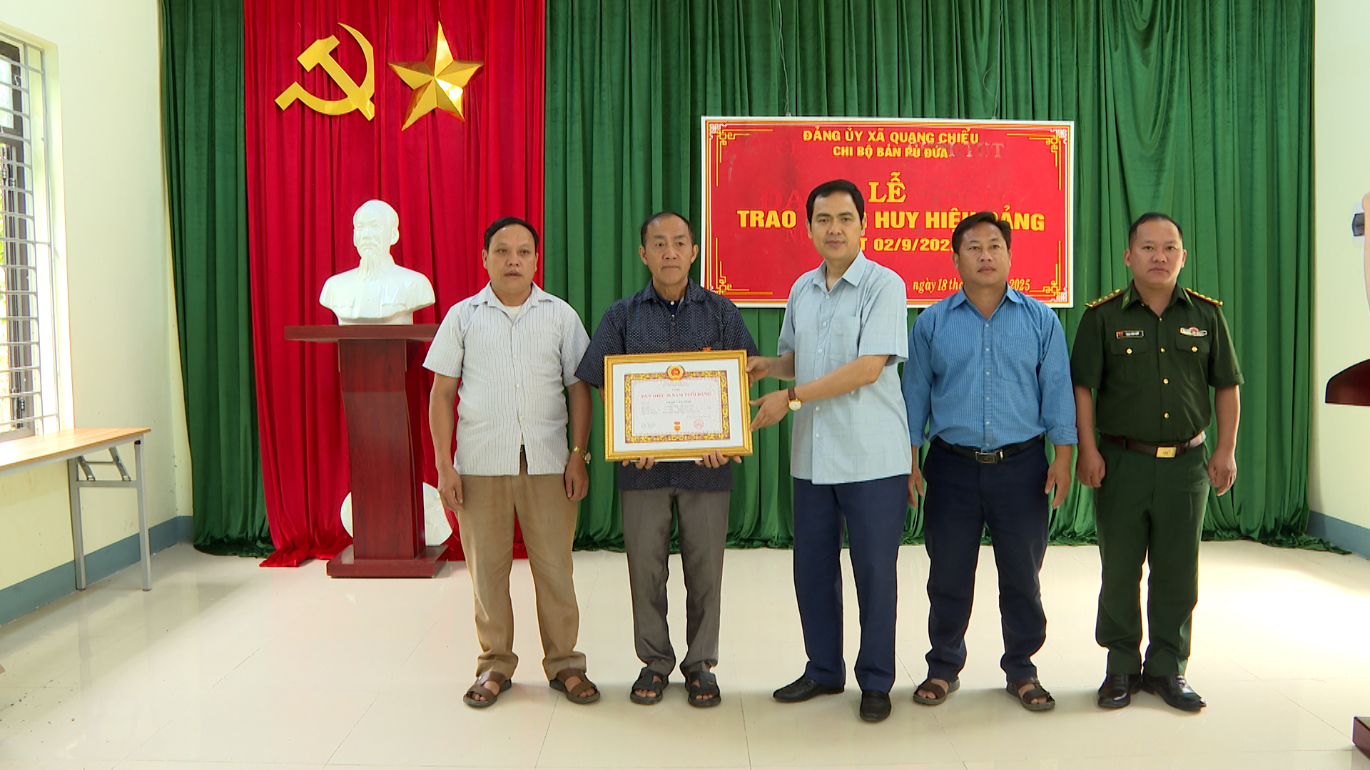 Đồng chí Bí thư Đảng ủy xã Quang Chiểu dự hội nghị học tập, quán triệt Nghị quyết Đại hội Đảng bộ xã nhiệm kỳ 2025 – 2030 tại bản Pù Đứa và trao Huy hiệu 30 năm tuổi Đảng cho đảng viên Thao Văn Sinh