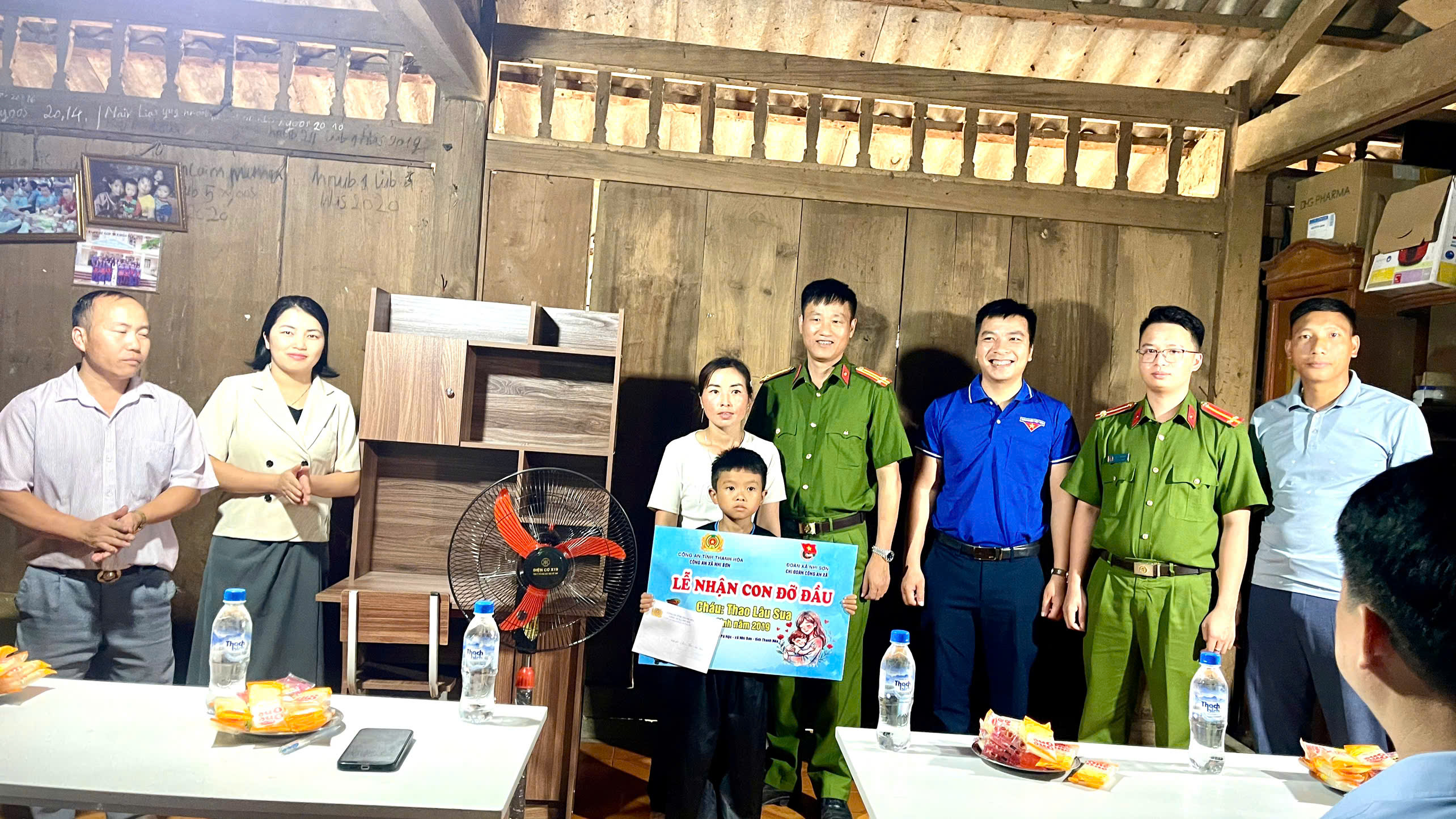 CÔNG AN XÃ NHI SƠN NHẬN ĐỠ ĐẦU TRẺ EM CÓ HOÀN CẢNH ĐẶC BIỆT KHÓ KHĂN