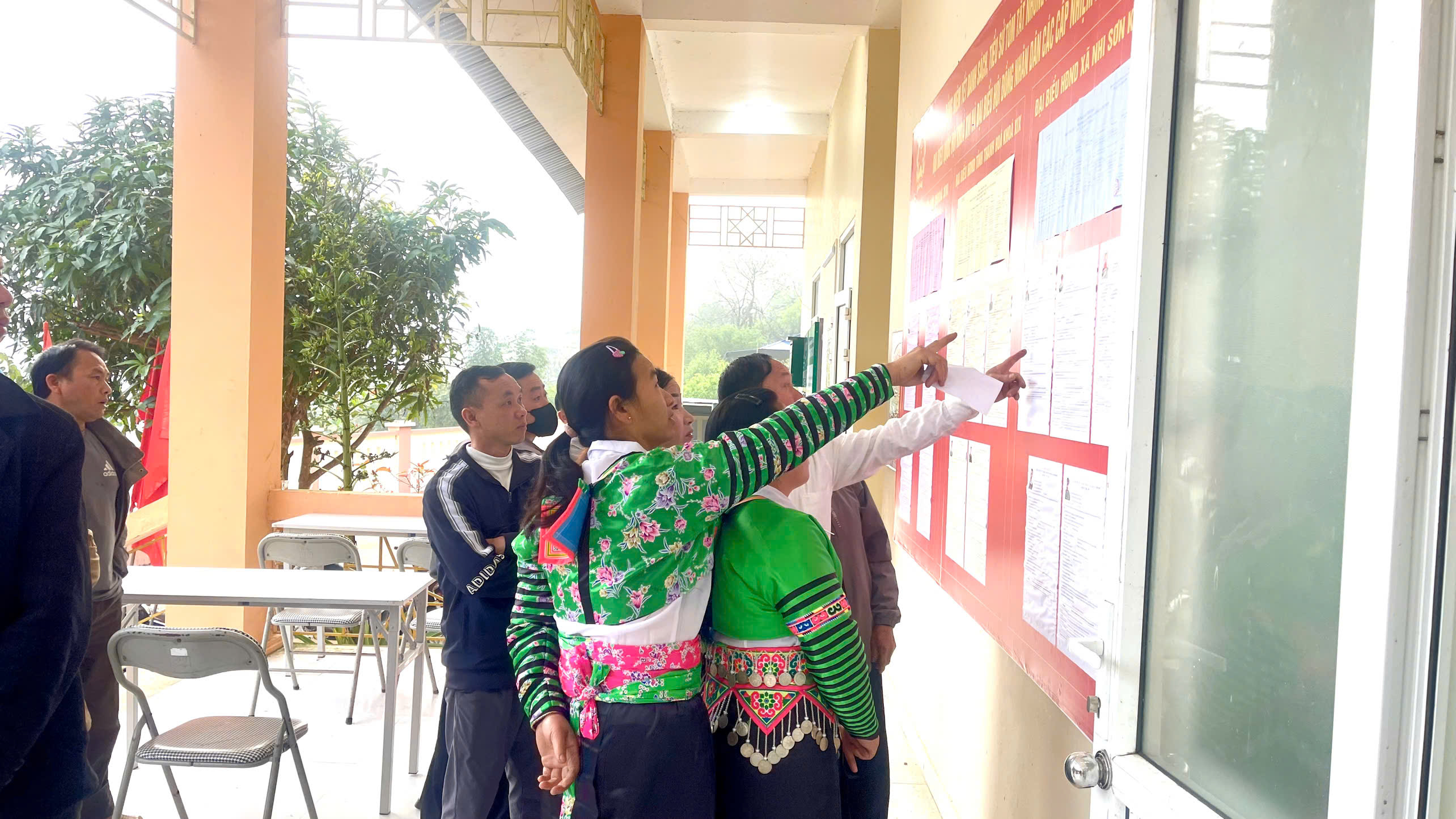 Xã Nhi Sơn: Tính đến 15 giờ ngày 15/3 cử tri trên địa bàn xã tham gia bỏ phiếu đạt tỷ lệ 100%