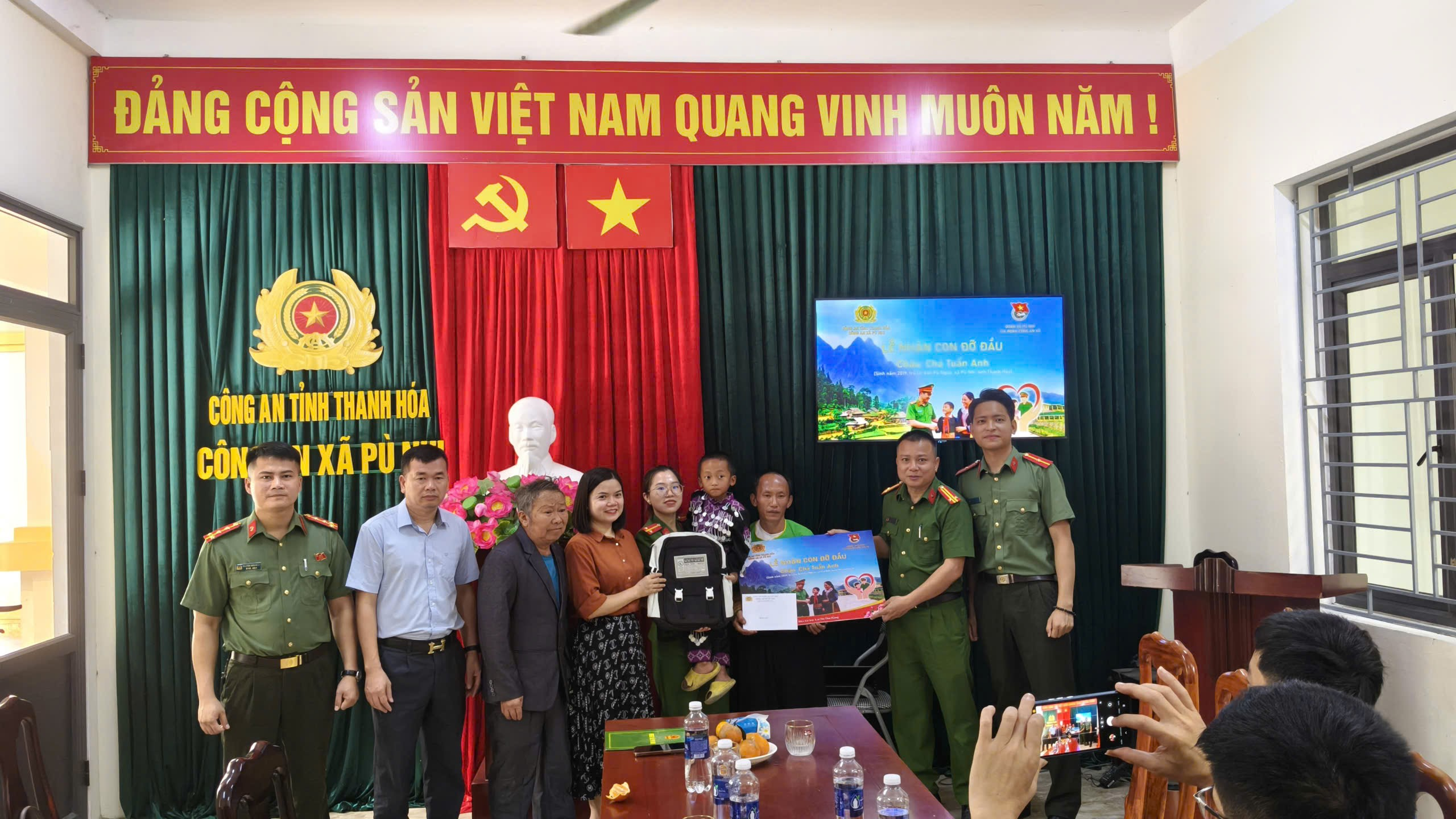 CÔNG AN XÃ PÙ NHI NHẬN ĐỠ ĐẦU TRẺ EM  CÓ HOÀN CẢNH ĐẶC BIỆT KHÓ KHĂN.