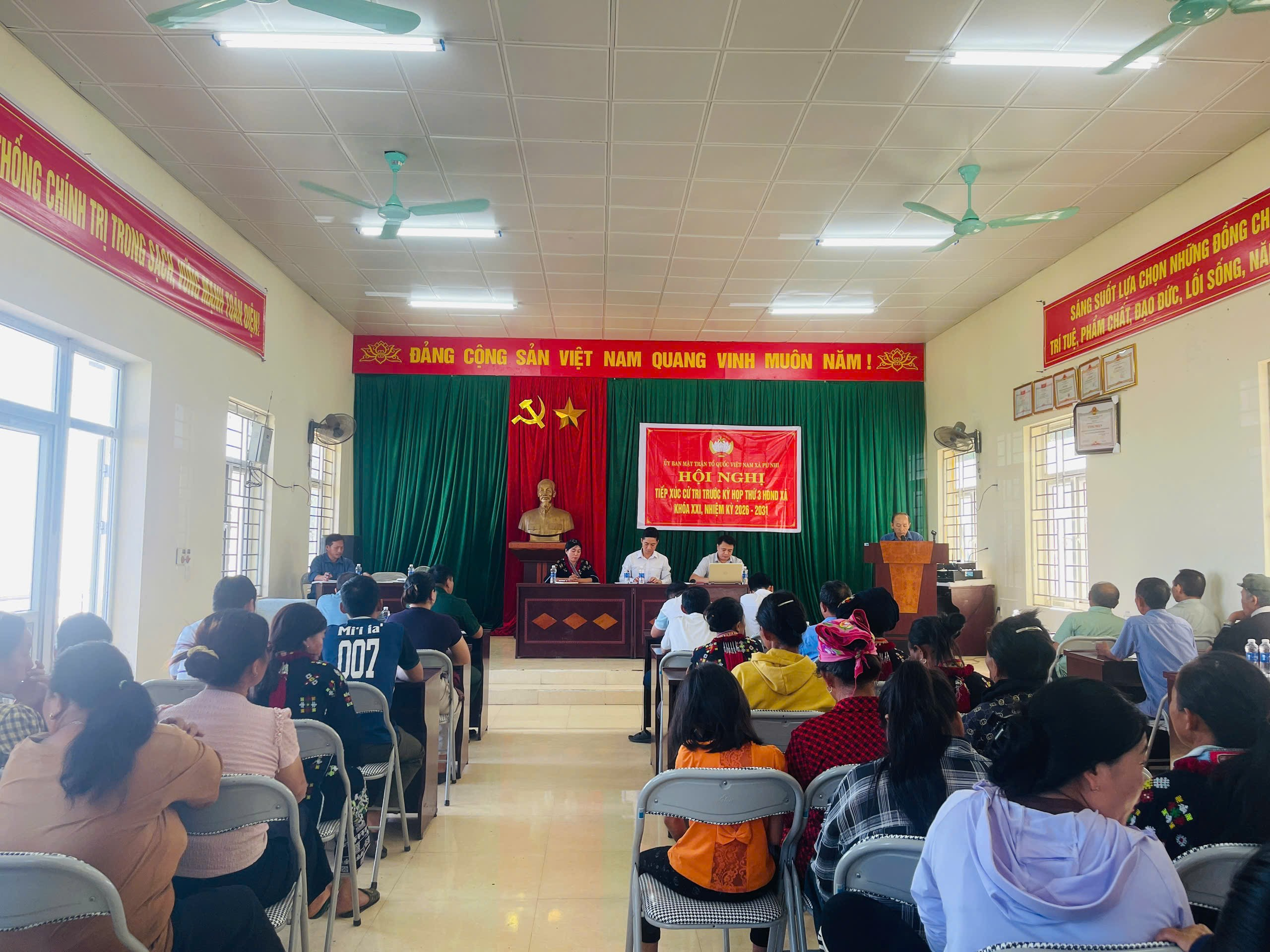 ĐỒNG CHÍ BÍ THƯ ĐẢNG ỦY XÃ PÙ NHI TIẾP XÚC CỬ TRI TẠI BẢN PÙ QUĂN, CÁ NỌI