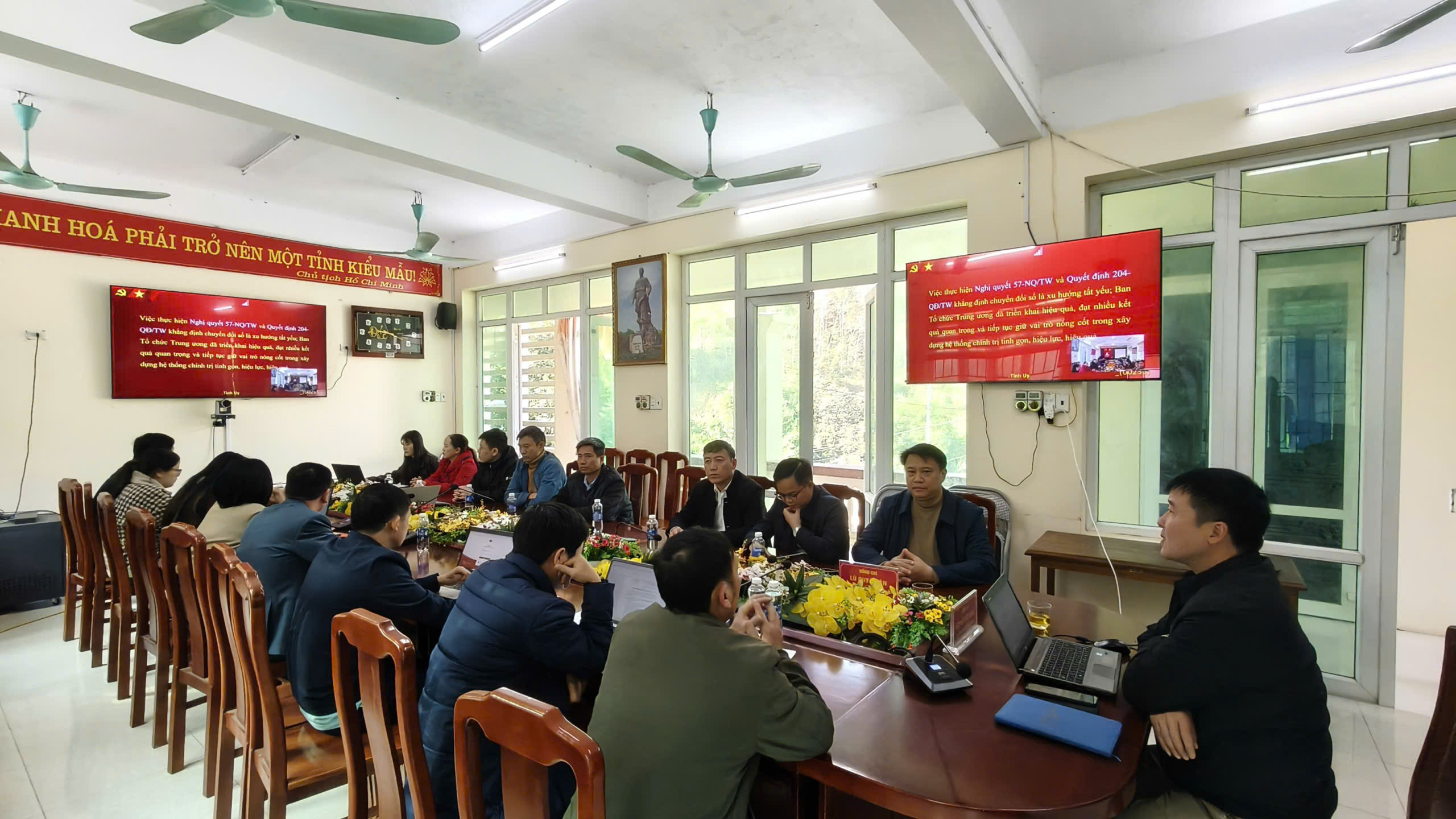 CÁC CƠ QUAN ĐẢNG XÃ PÙ NHI THAM GIA HỘI NGHỊ TOÀN QUỐC TỔNG KẾT CÔNG TÁC CHUYỂN ĐỔI SỐ NĂM 2025, PHƯƠNG HƯỚNG NHIỆM VỤ NĂM 2026
