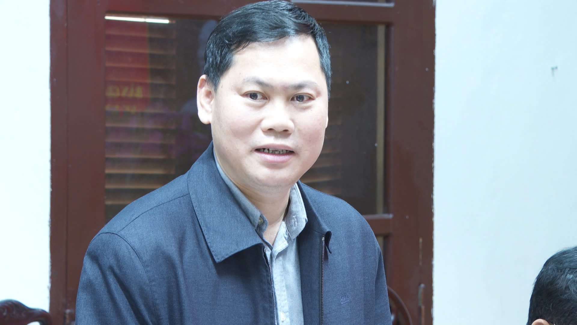 Đồng chí Trịnh Văn Thế - Phó Bí thư Huyện ủy, Chủ tịch UBND huyện phát biểu thảo luận tại hội nghị