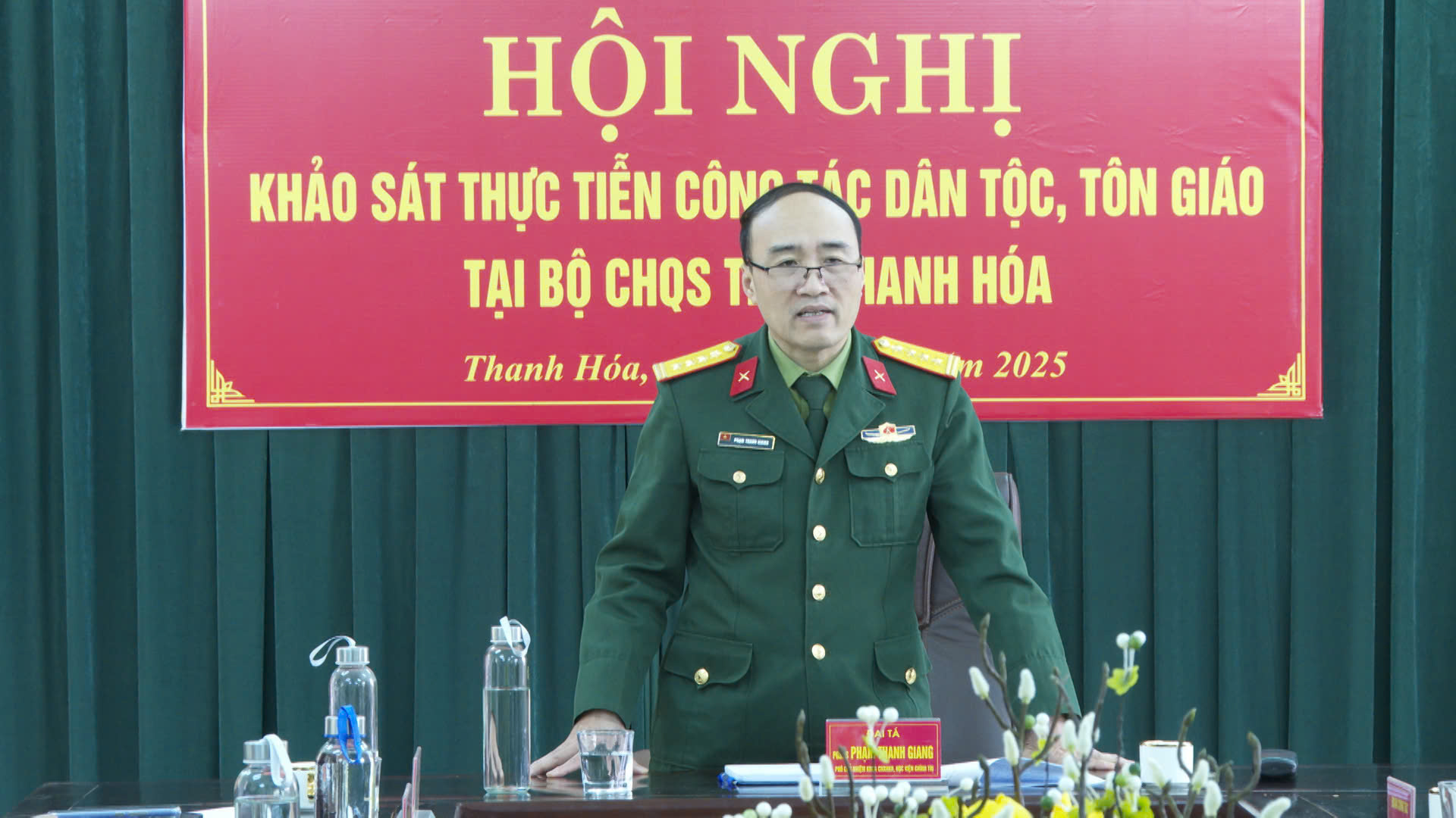 Đại tá – Phó giáo sư, Tiến sĩ; Phạm Thanh Giang, Chủ nhiệm khoa Chủ nghĩa Xã hội – Khoa học, Học viện Chính trị chủ trì hội nghị.