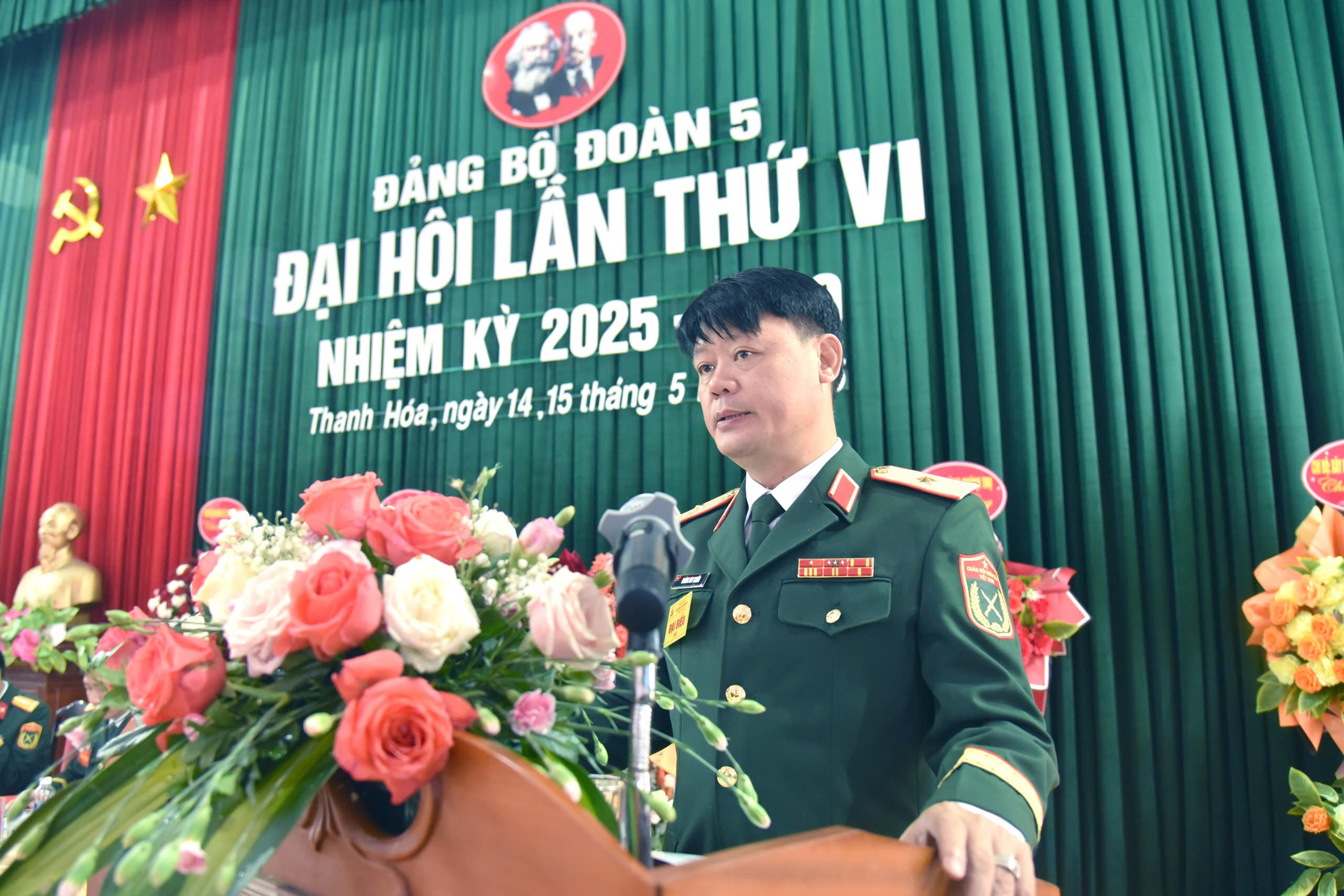 Thiếu tướng Hoàng Duy Chiến, Phó Tư lệnh Quân khu 4 phát biểu chỉ đạo tại Đại hội.