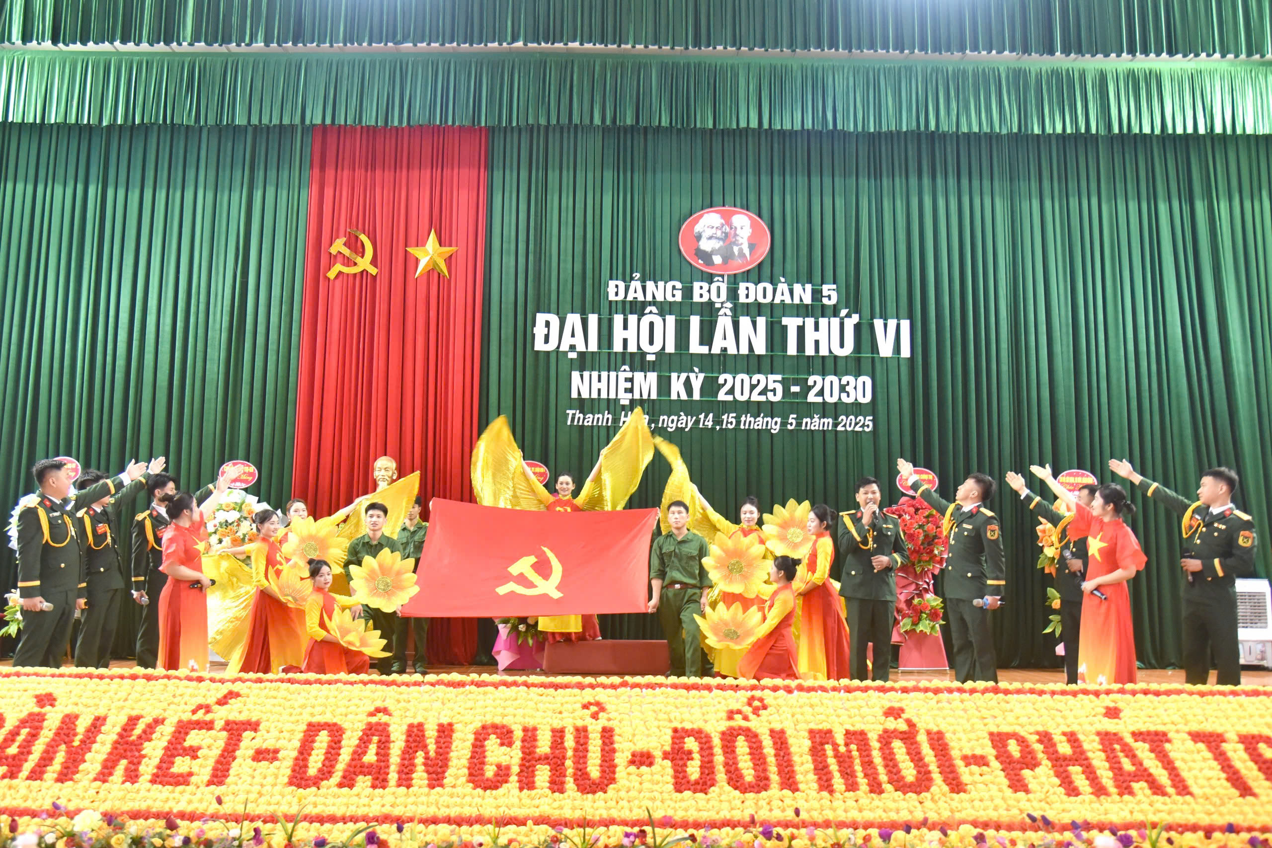 Tiết mục văn nghệ chào mừng Đại hội.