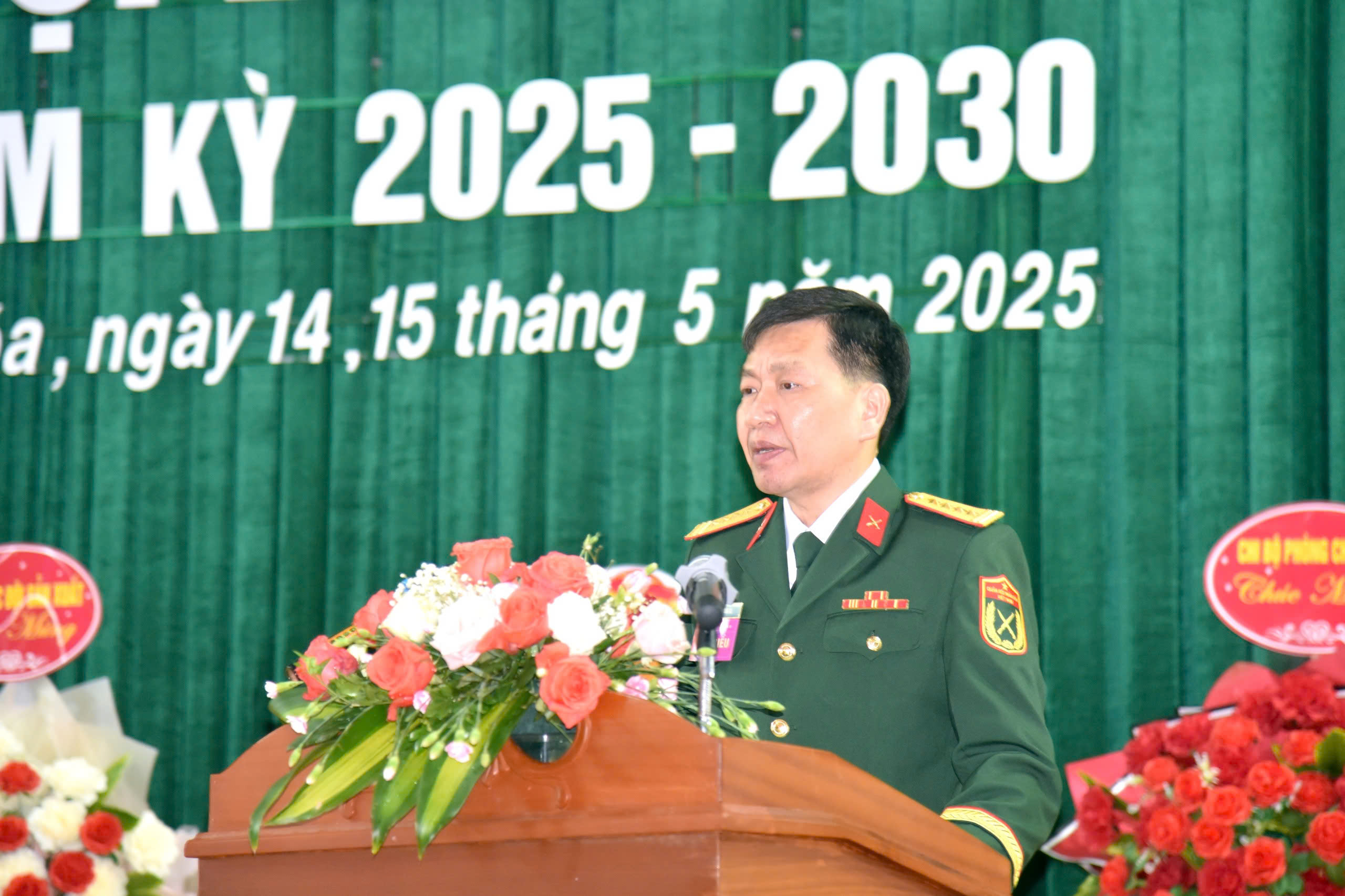 Đại tá Mai Văn Tài, Chính uỷ Đoàn KT-QP 5 thông qua dự thảo Báo cáo Chính trị trình Đại hội.