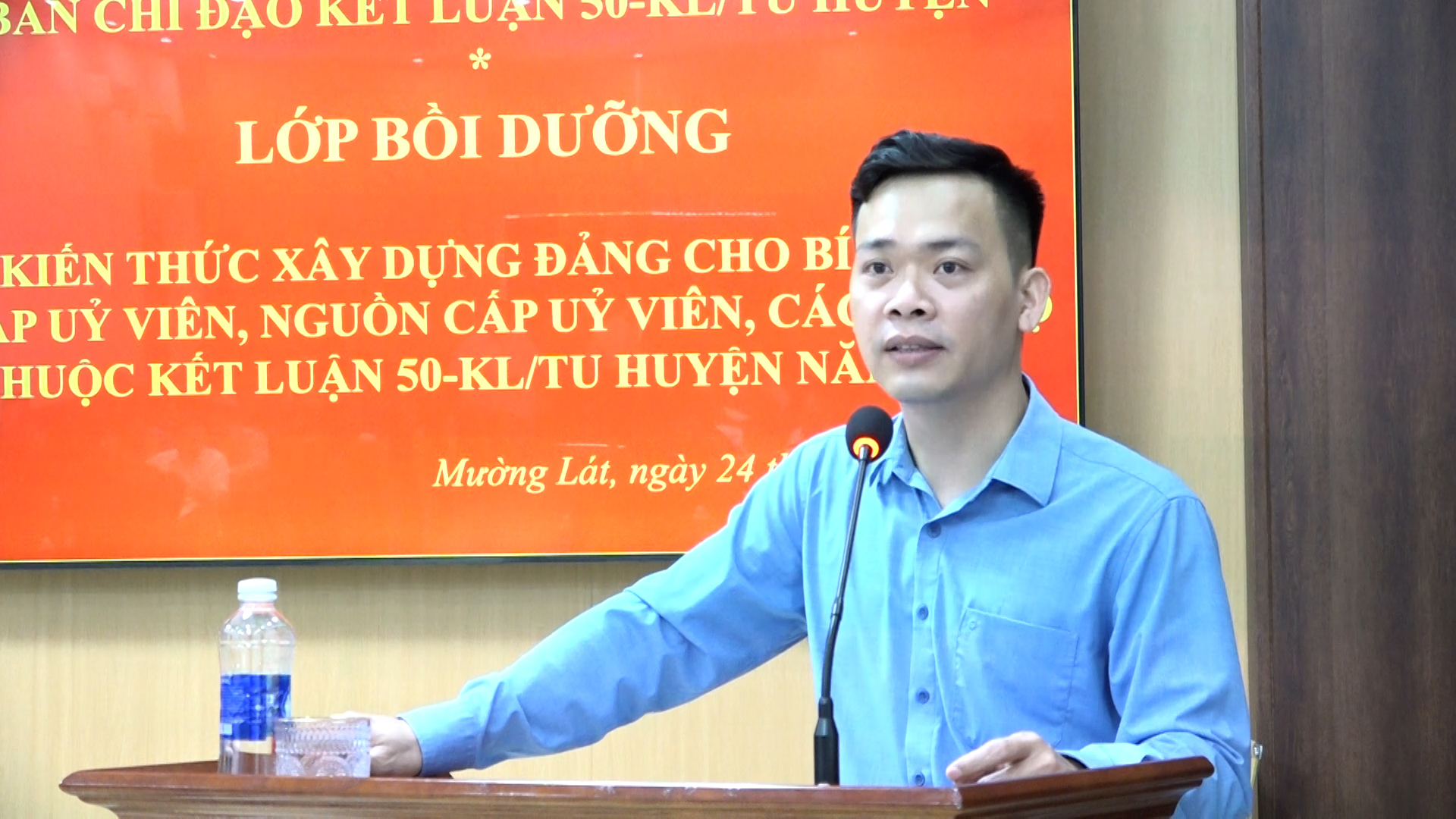 Đồng chí Nguyễn Viết Bắc, Huyện ủy viên, Phó trưởng ban Tổ chức Huyện ủy truyền đạt nội dung được phân công.