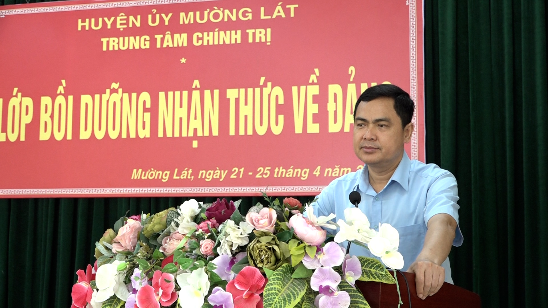Đồng chí Triệu Minh Xiết, Phó Bí thư Thường trực Huyện ủy phát biểu giao nhiệm vụ cho lớp học.