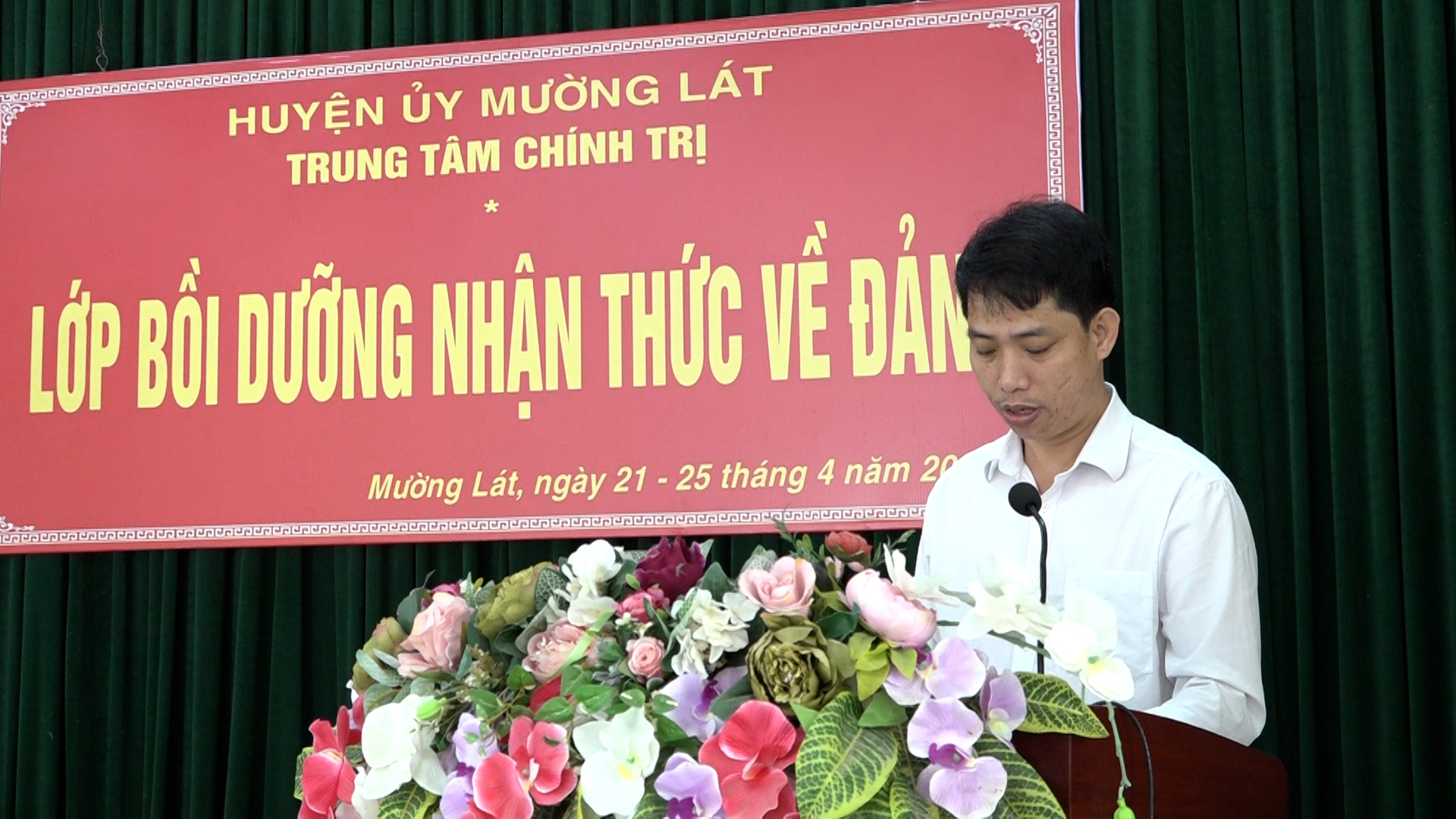 Đồng chí Trần Văn Cường, Phó Giám đốc Trung tâm Chính trị huyện thông qua các quyết định tại buổi lễ.