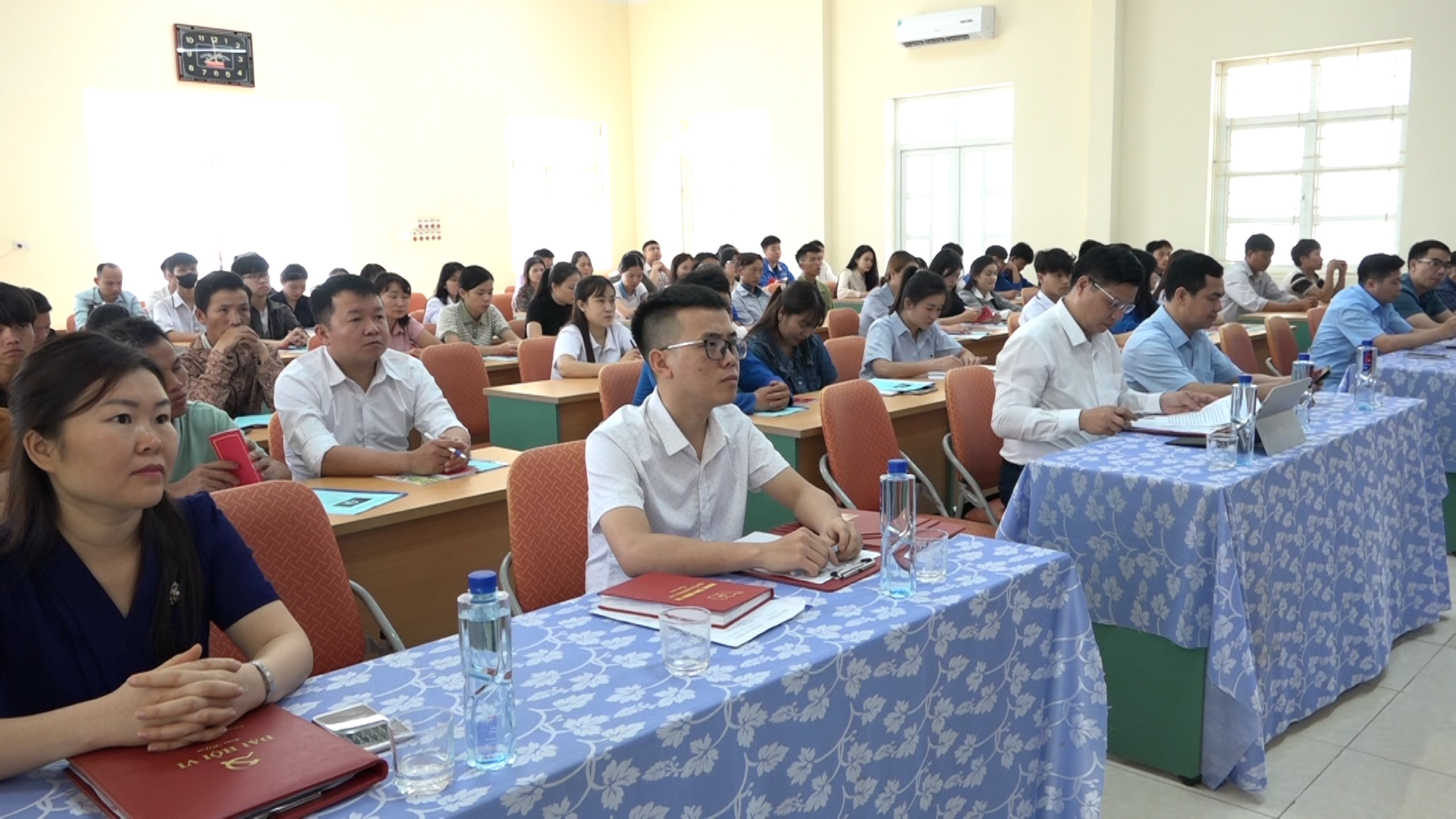 Các đại biểu và học viên tham dự buổi lễ.